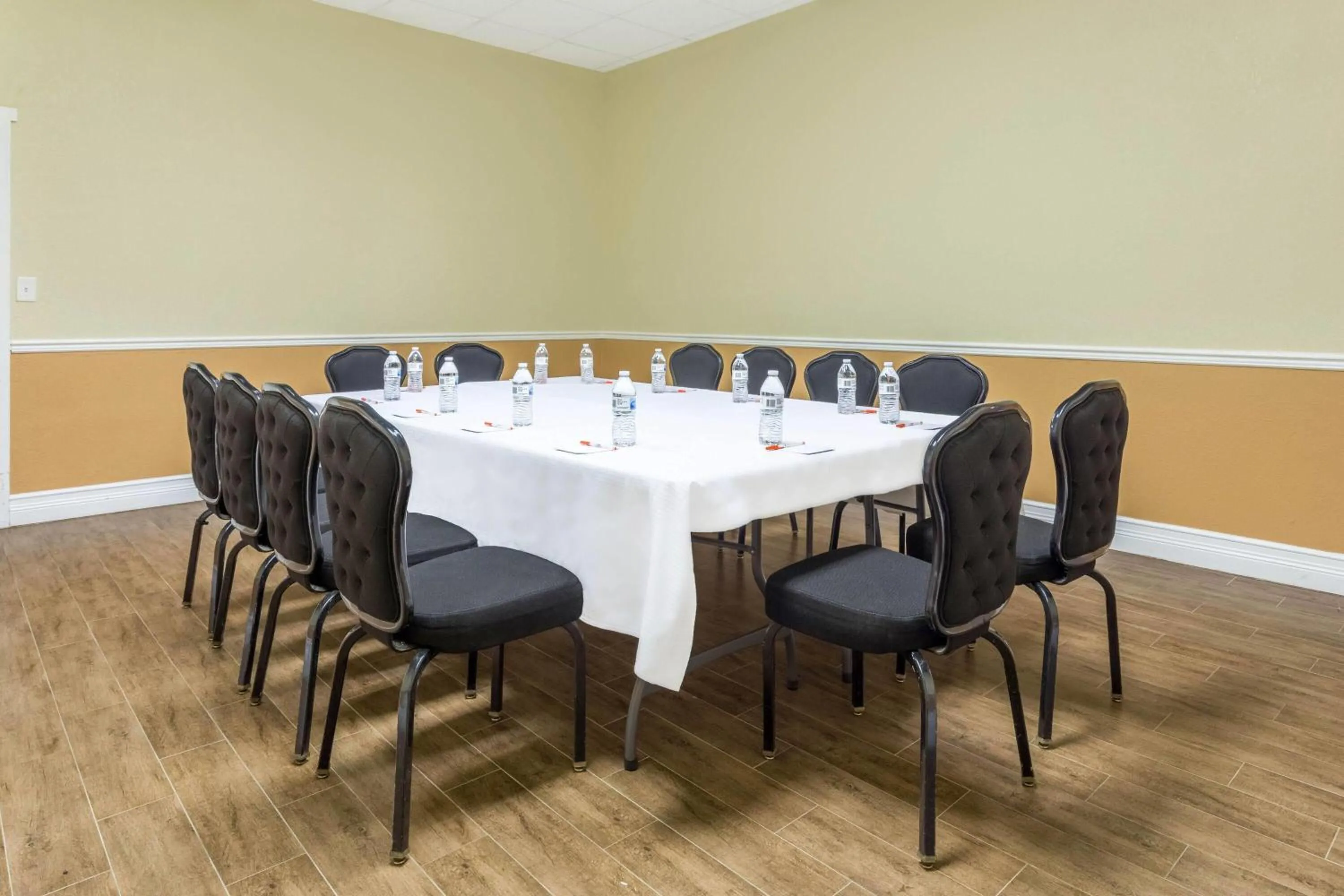 Meeting/conference room in Howard Johnson by Wyndham Lakeland