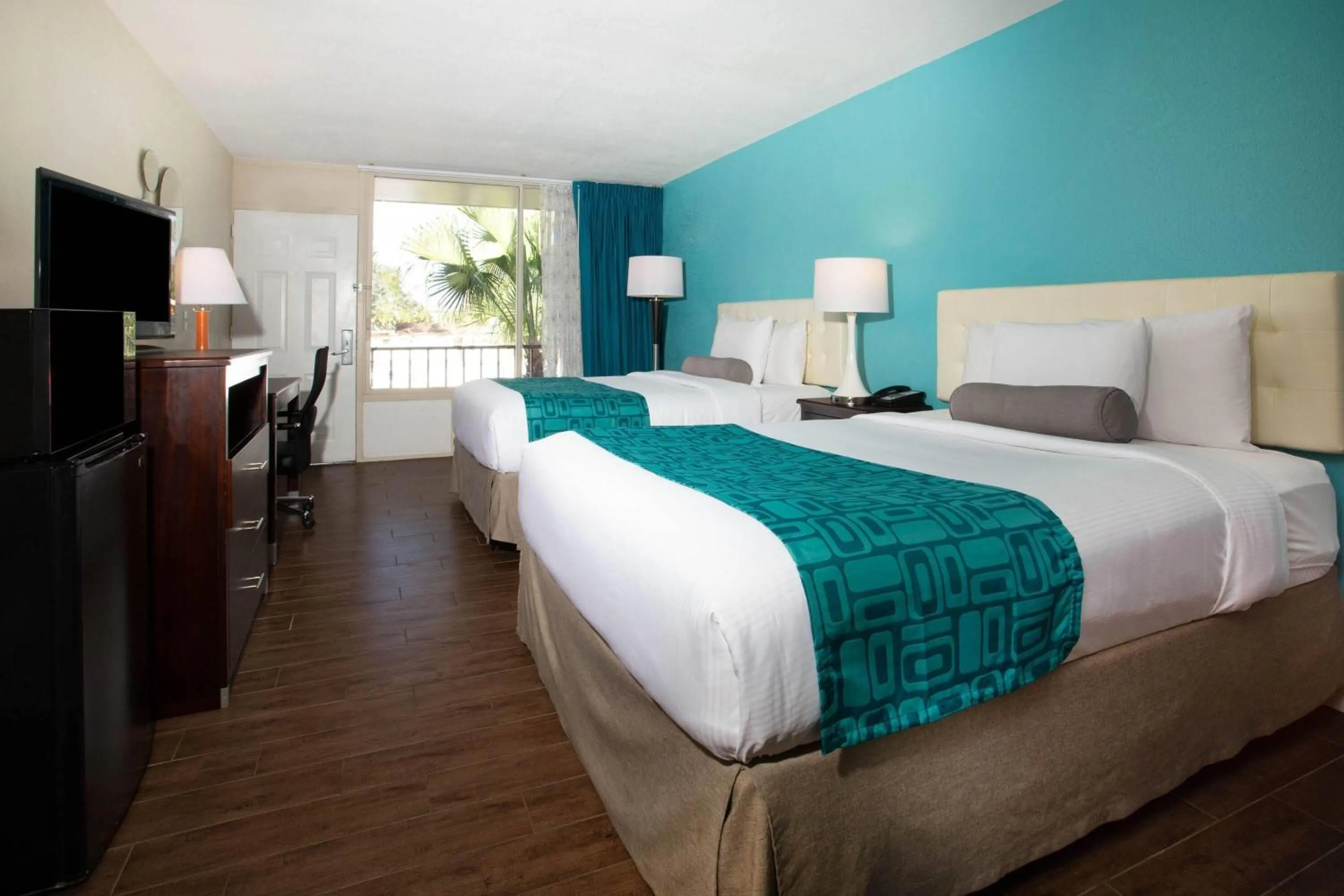 Photo of the whole room, Bed in Howard Johnson by Wyndham Lakeland