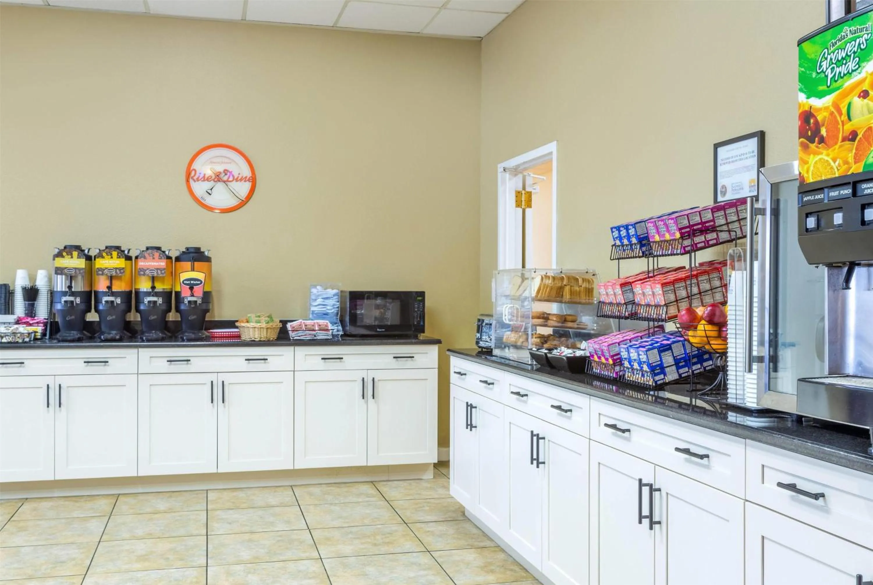 Breakfast in Howard Johnson by Wyndham Lakeland