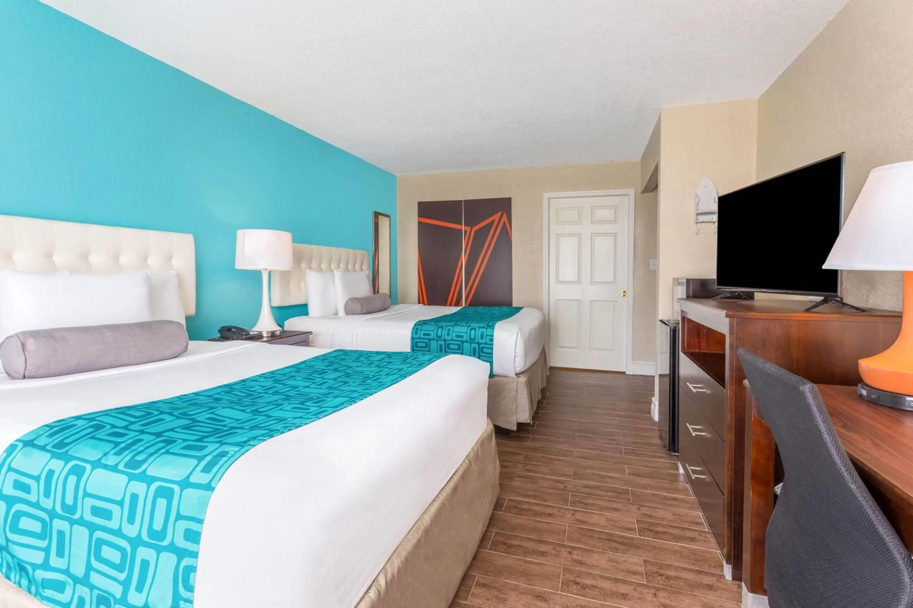 Photo of the whole room, Bed in Howard Johnson by Wyndham Lakeland