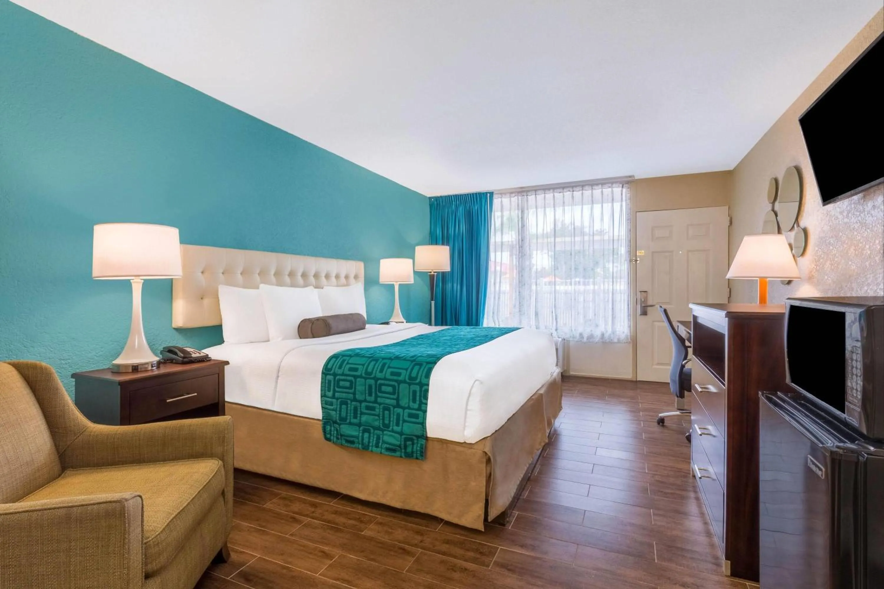 Photo of the whole room, Bed in Howard Johnson by Wyndham Lakeland