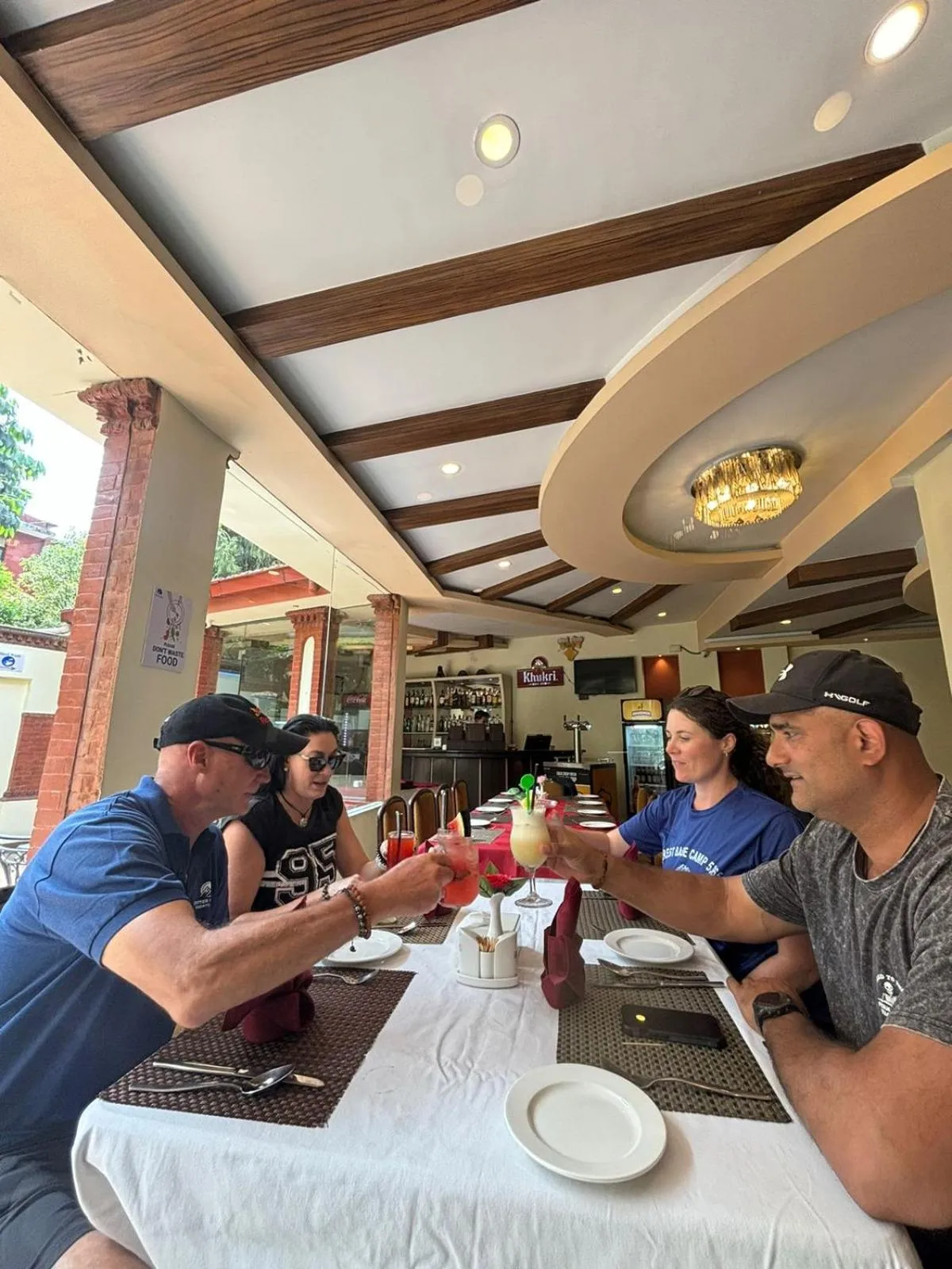 Restaurant/places to eat in Hotel Moonlight