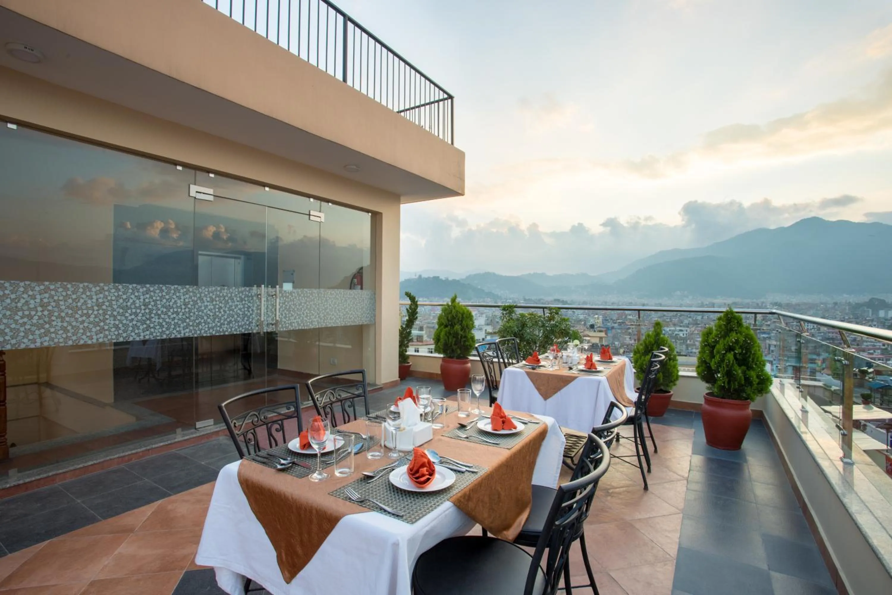 Restaurant/places to eat in Hotel Moonlight