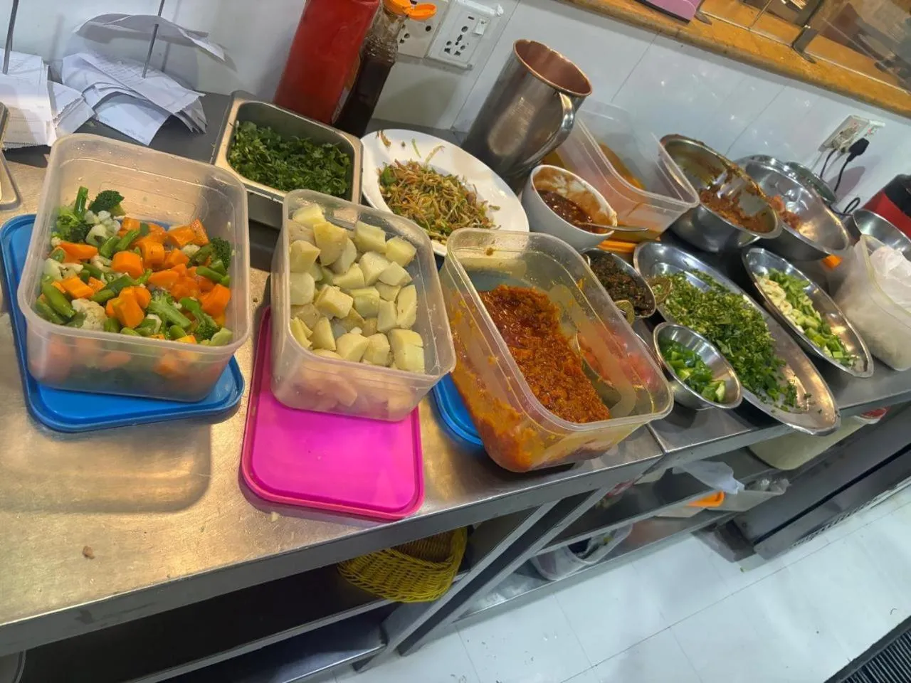 Restaurant/places to eat in Hotel Moonlight