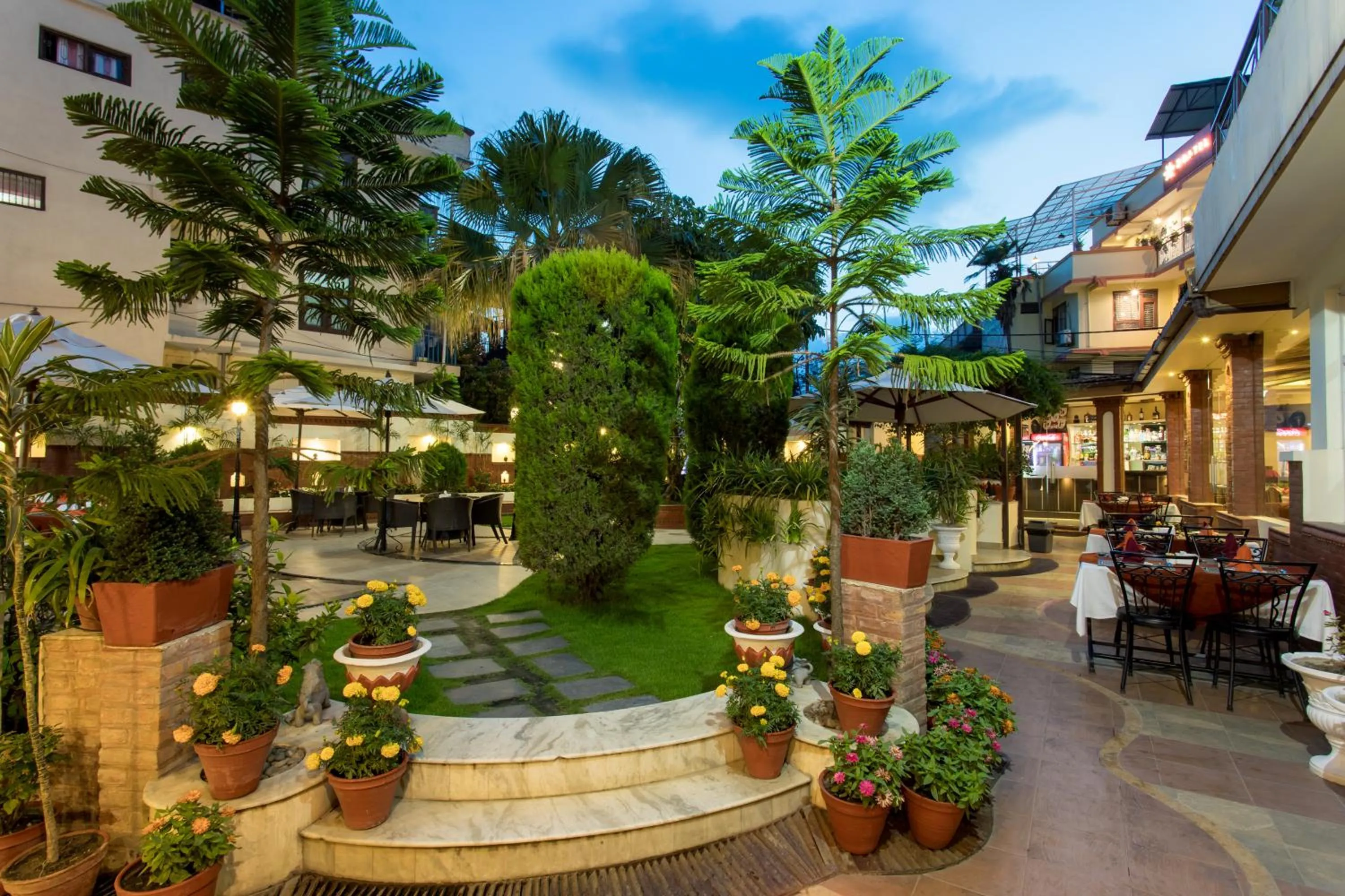 Restaurant/places to eat in Hotel Moonlight