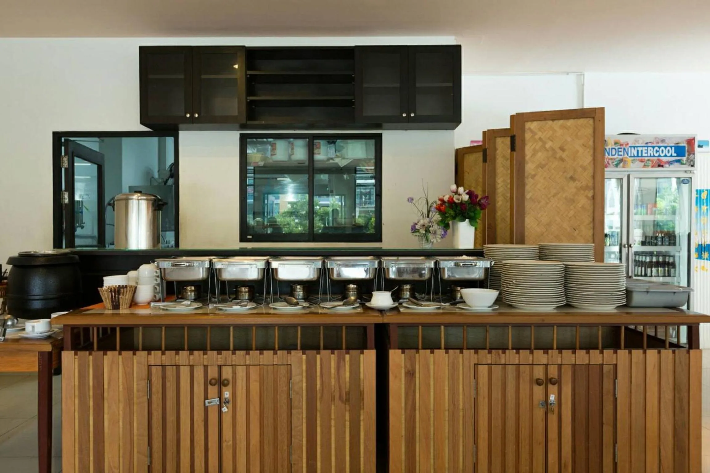 Restaurant/places to eat in Neo Hotel