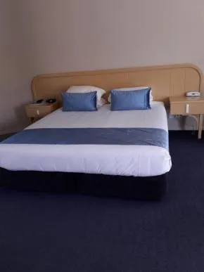 Balcony/Terrace, Bed in Village Motel