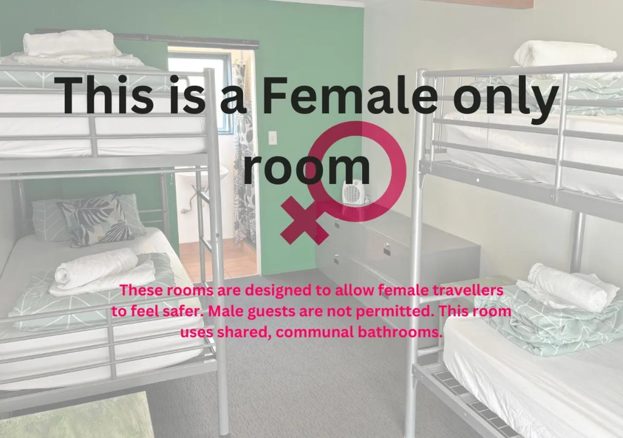 Photo of the whole room, Bed in Peppertree Lodge