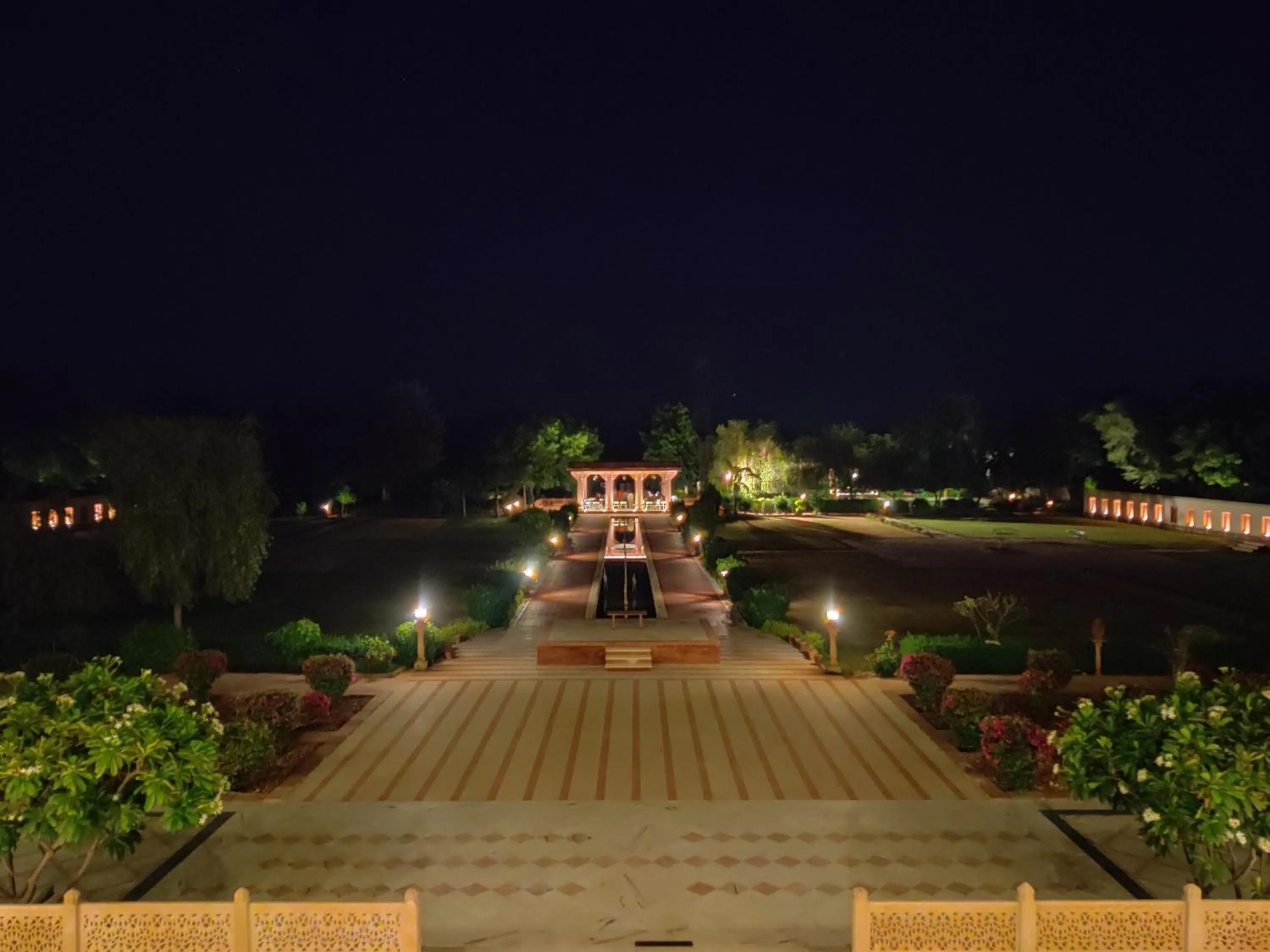 Umaid Palace - A Lakeside Resort - 25 minutes from Mehandipur Balaji - 20 minutes from Chand Baori Stepwell Abhaneri & 40 minutes from Bhangarh Fort