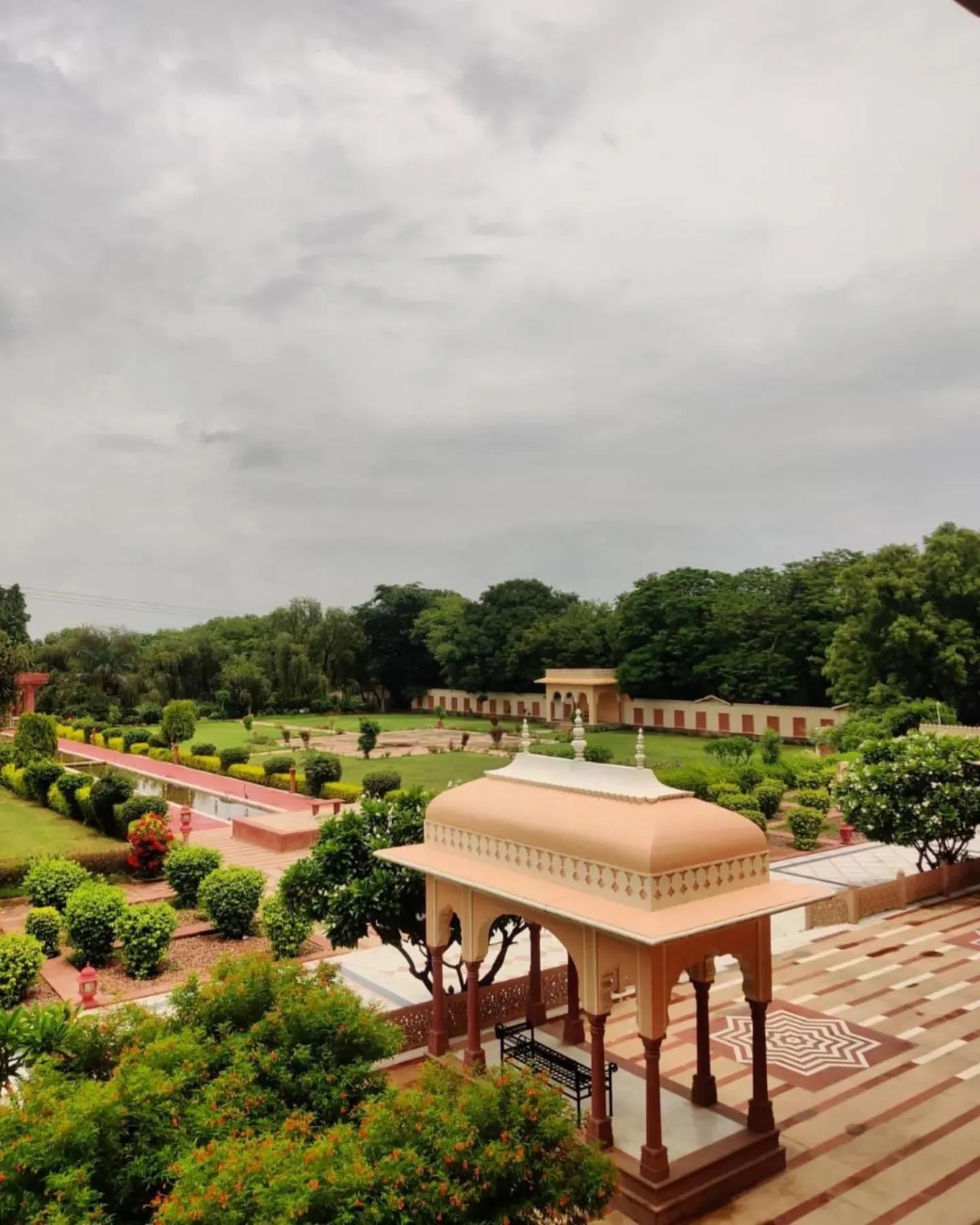 Garden in Umaid Palace - A Lakeside Resort - 25 minutes from Mehandipur Balaji - 20 minutes from Chand Baori Stepwell Abhaneri & 40 minutes from Bhangarh Fort