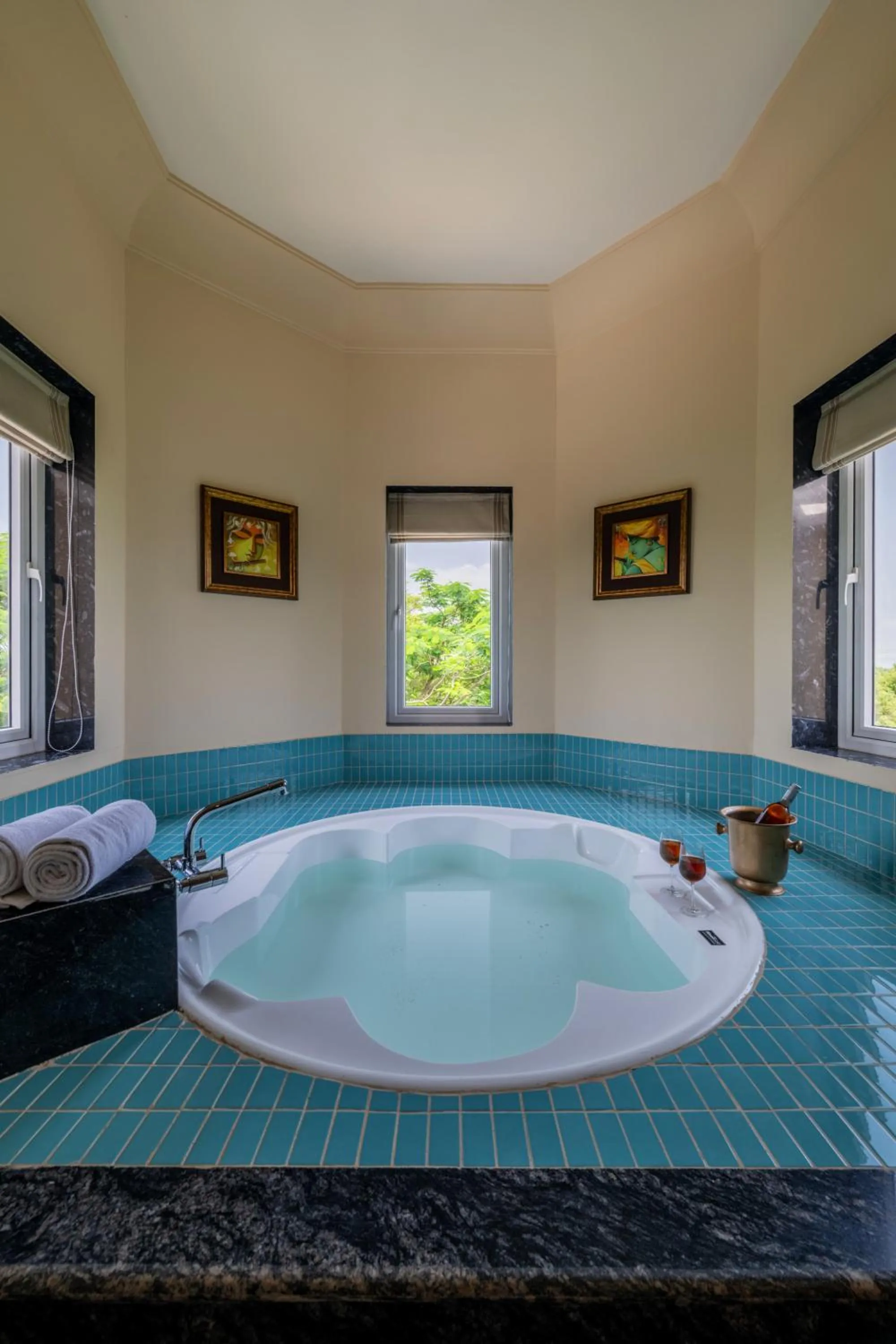 Umaid Palace - A Lakeside Resort - 25 minutes from Mehandipur Balaji - 20 minutes from Chand Baori Stepwell Abhaneri & 40 minutes from Bhangarh Fort