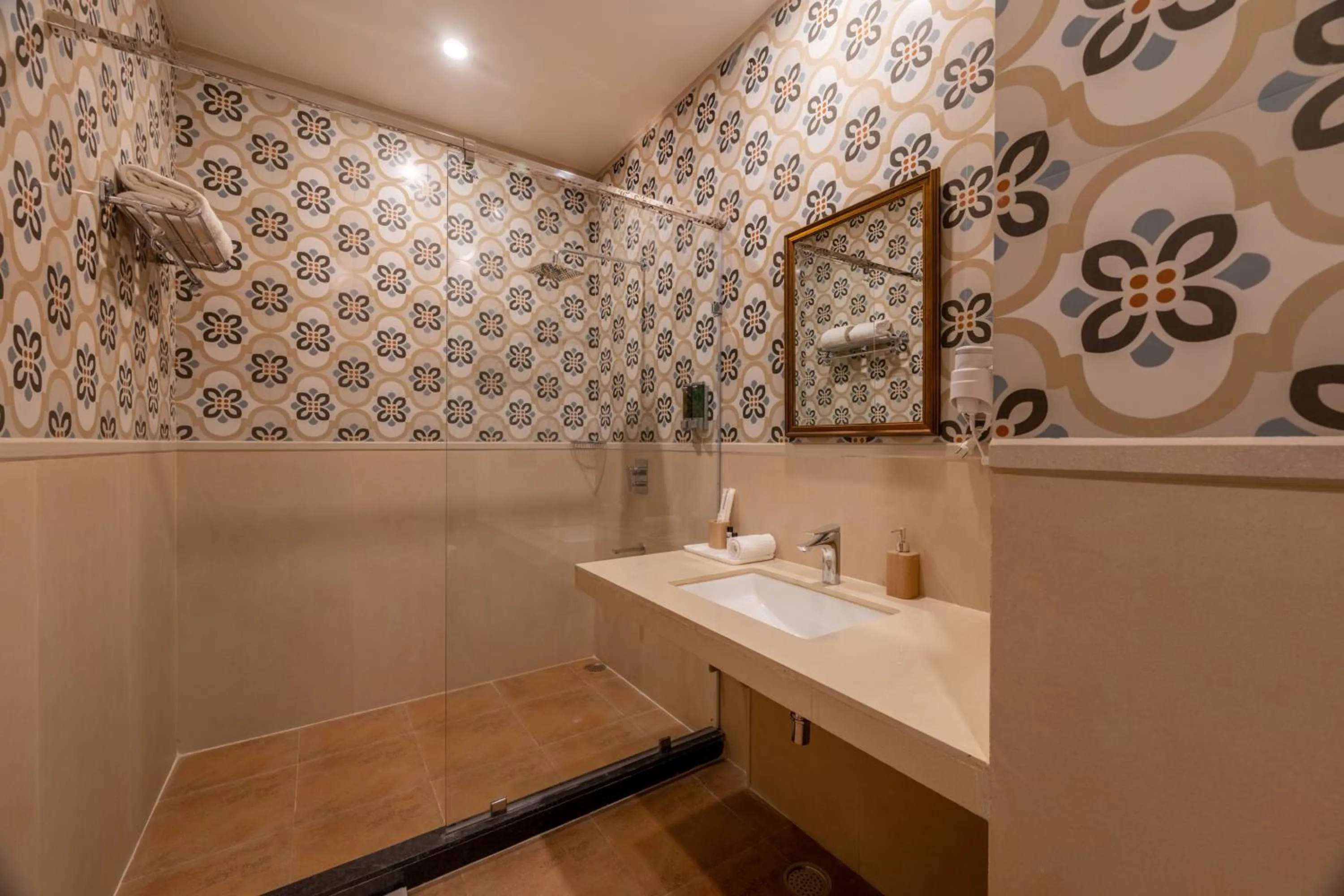 Umaid Palace - A Lakeside Resort - 25 minutes from Mehandipur Balaji - 20 minutes from Chand Baori Stepwell Abhaneri & 40 minutes from Bhangarh Fort