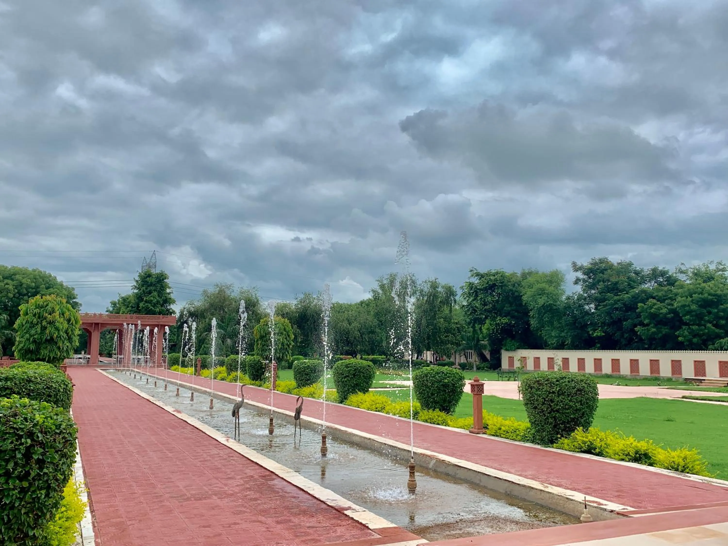 Umaid Palace - A Lakeside Resort - 25 minutes from Mehandipur Balaji - 20 minutes from Chand Baori Stepwell Abhaneri & 40 minutes from Bhangarh Fort