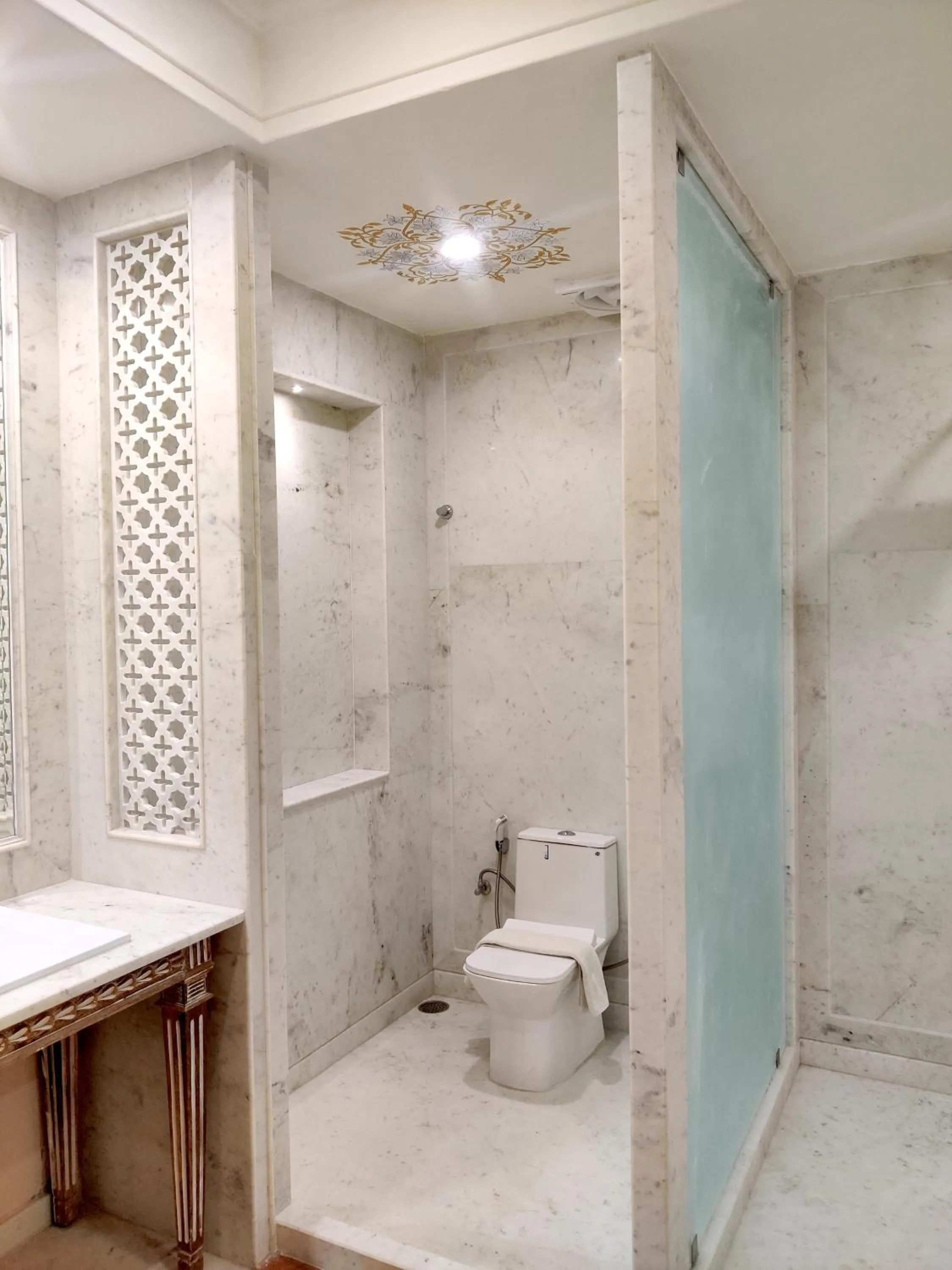 Umaid Palace - A Lakeside Resort - 25 minutes from Mehandipur Balaji - 20 minutes from Chand Baori Stepwell Abhaneri & 40 minutes from Bhangarh Fort