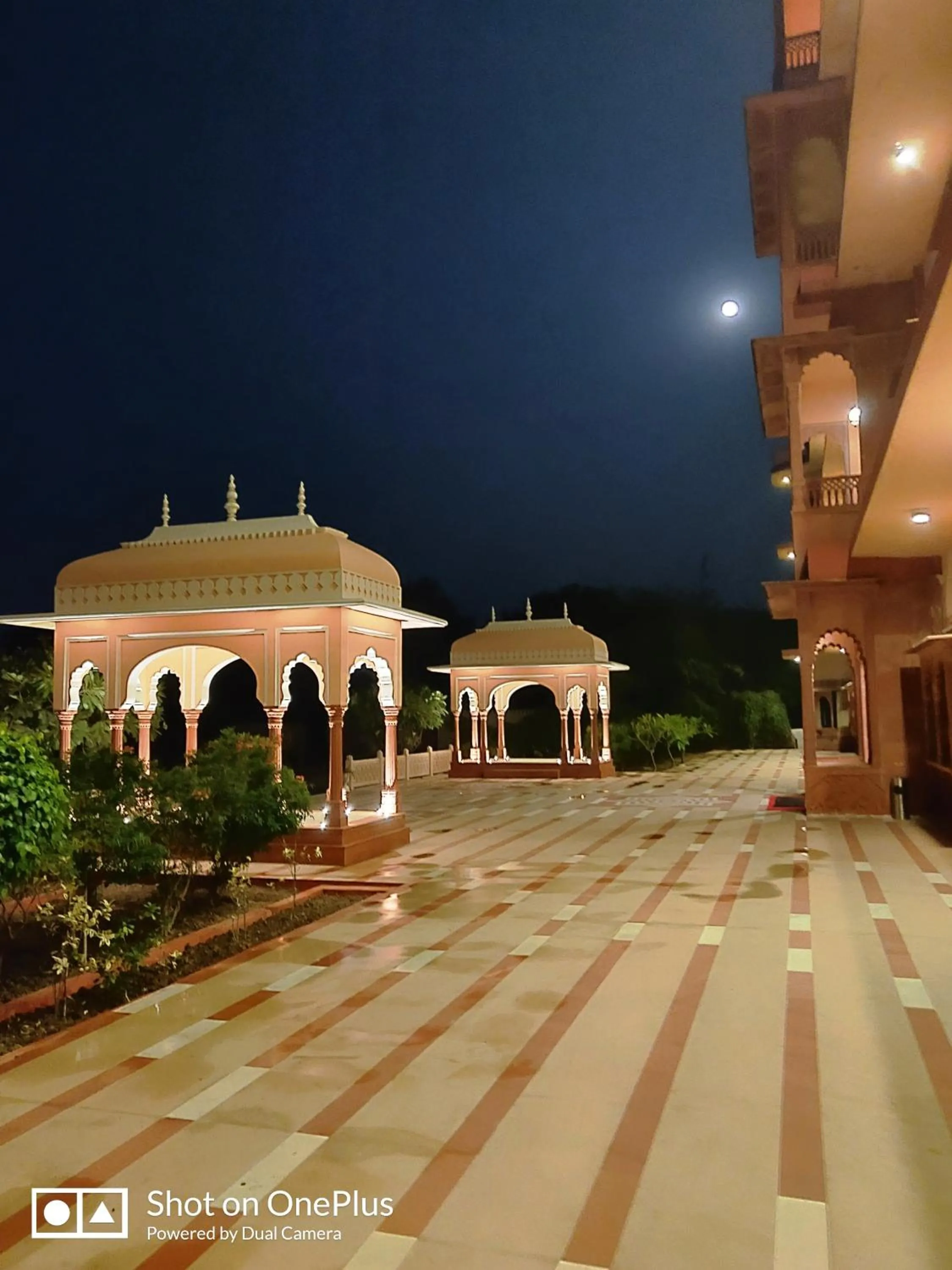 Umaid Palace - A Lakeside Resort - 25 minutes from Mehandipur Balaji - 20 minutes from Chand Baori Stepwell Abhaneri & 40 minutes from Bhangarh Fort