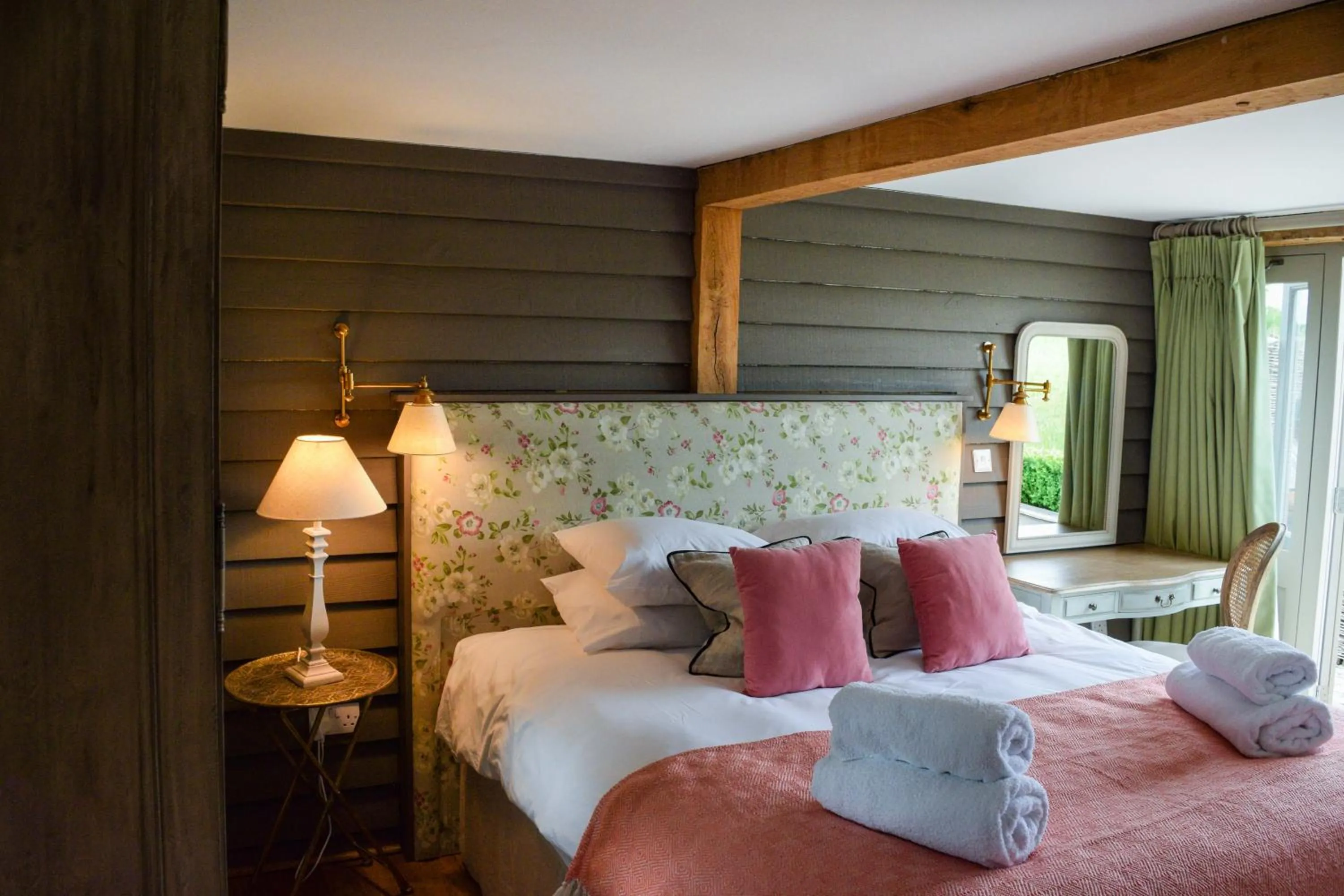 Bedroom, Bed in Retreat East