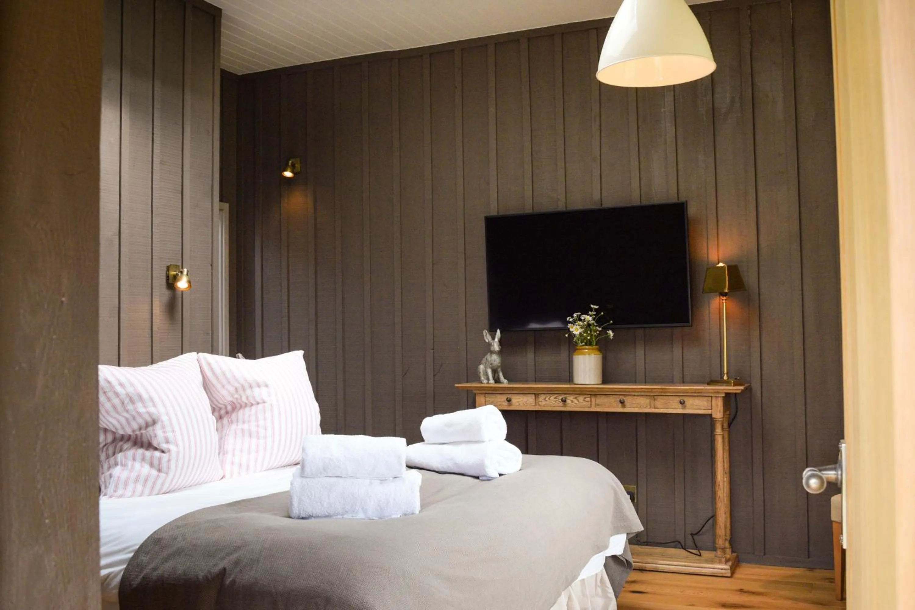 Bedroom, Bed in Retreat East