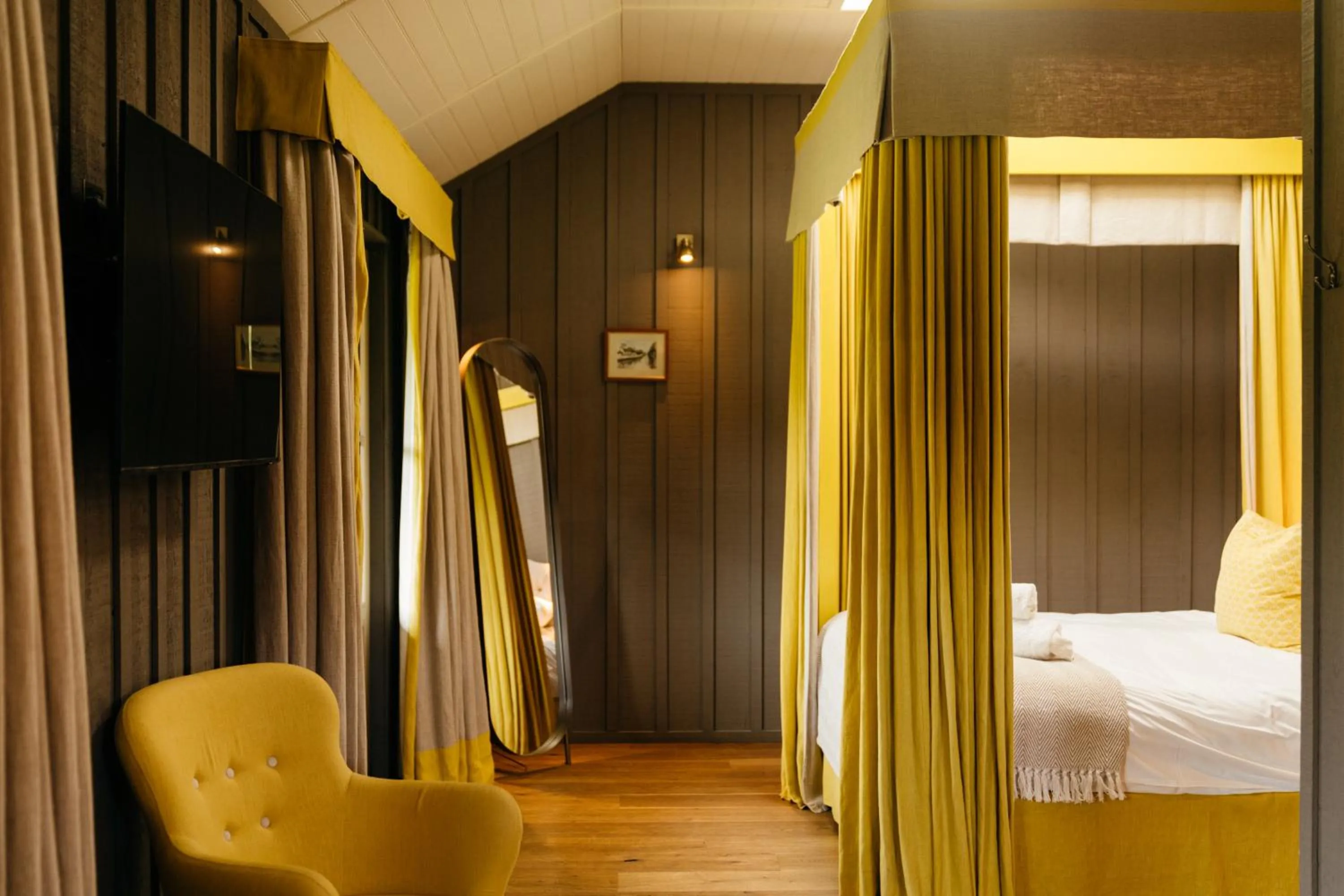 Bedroom, Bed in Retreat East