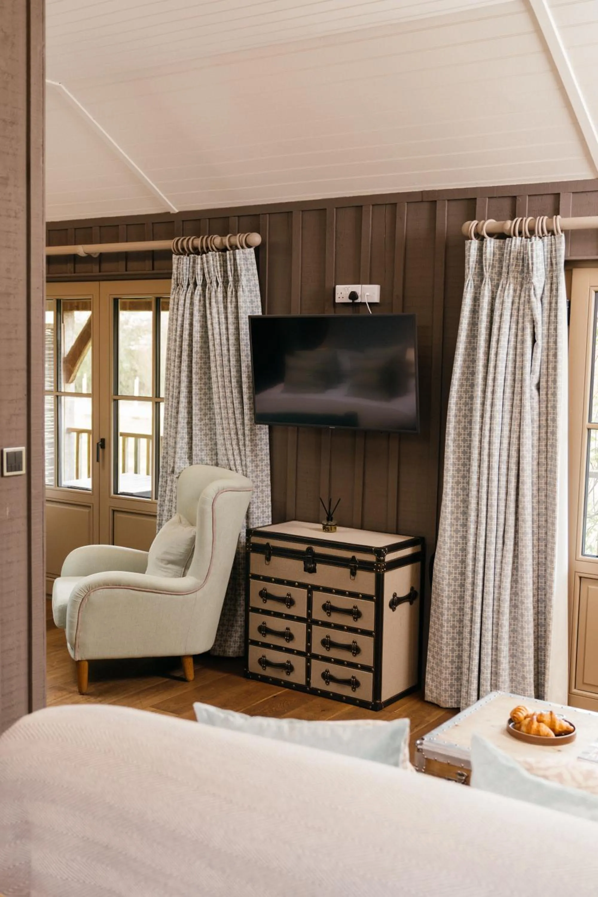 TV and multimedia, Bed in Retreat East