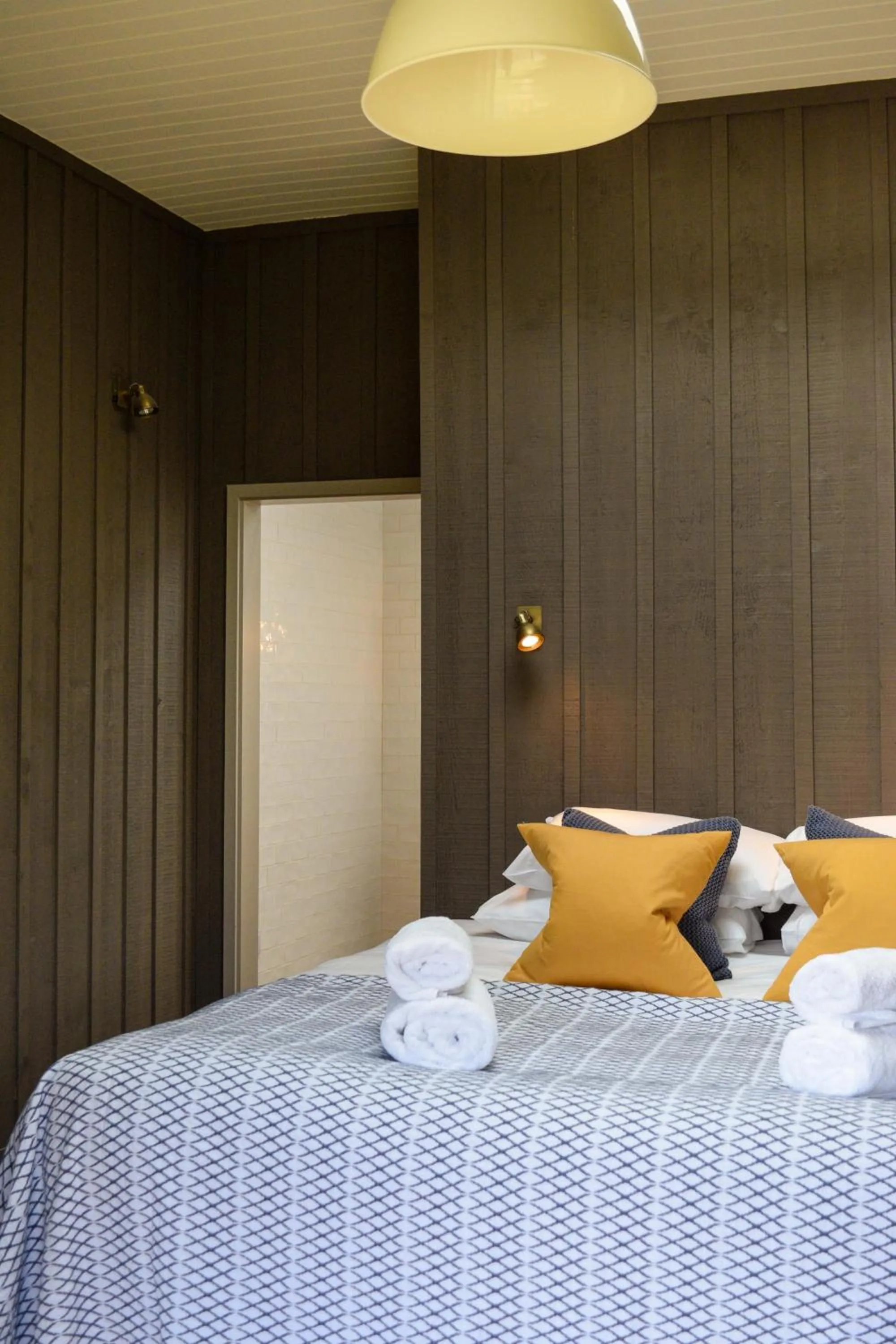 Bedroom, Bed in Retreat East