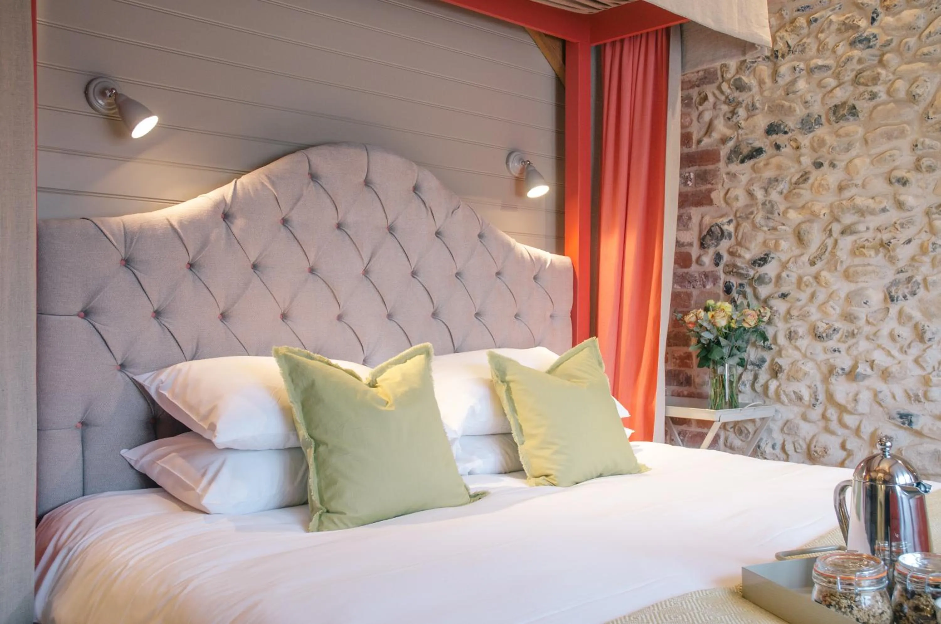 Bedroom, Bed in Retreat East