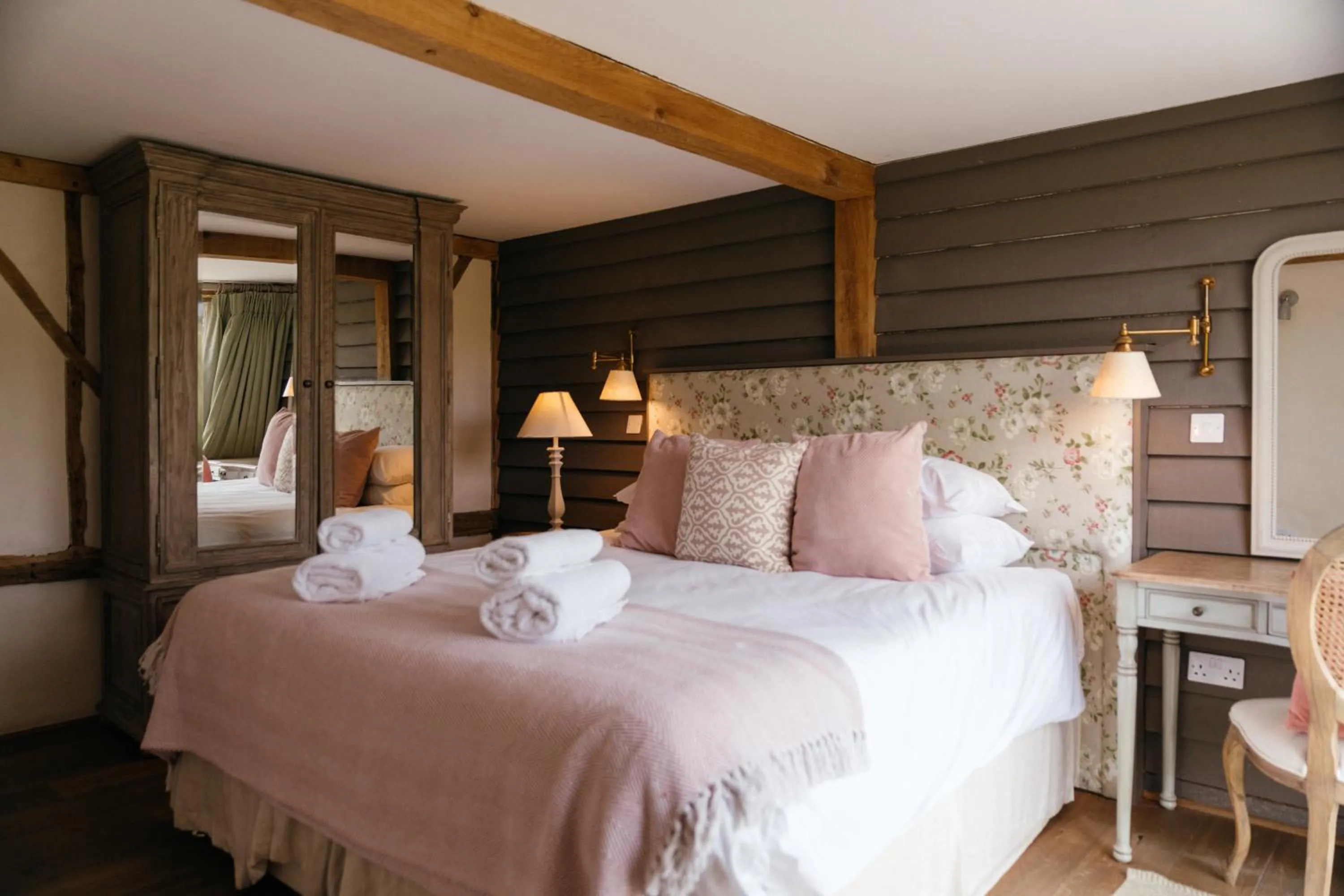 Bedroom, Bed in Retreat East