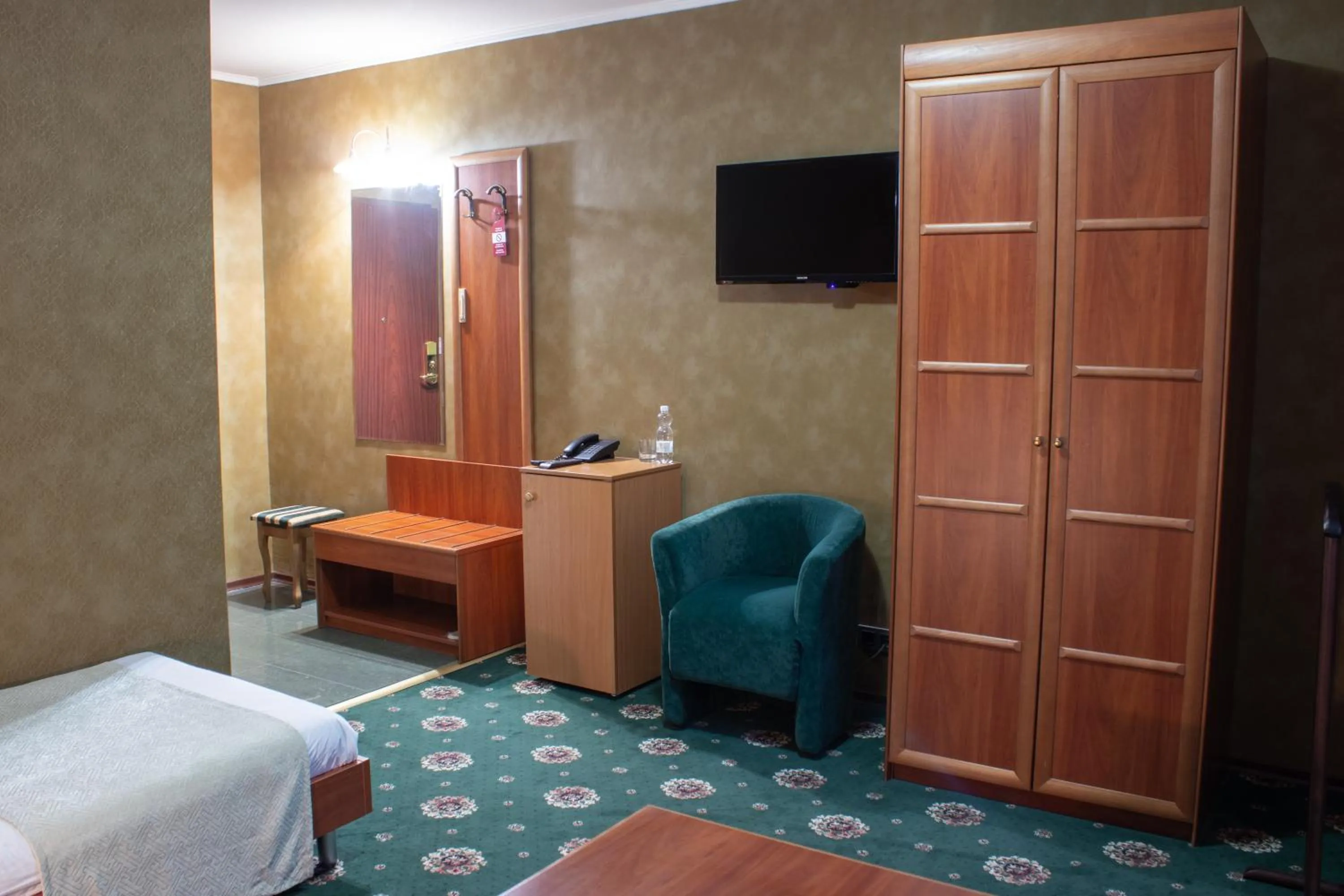 Photo of the whole room, Bed in Britaniya