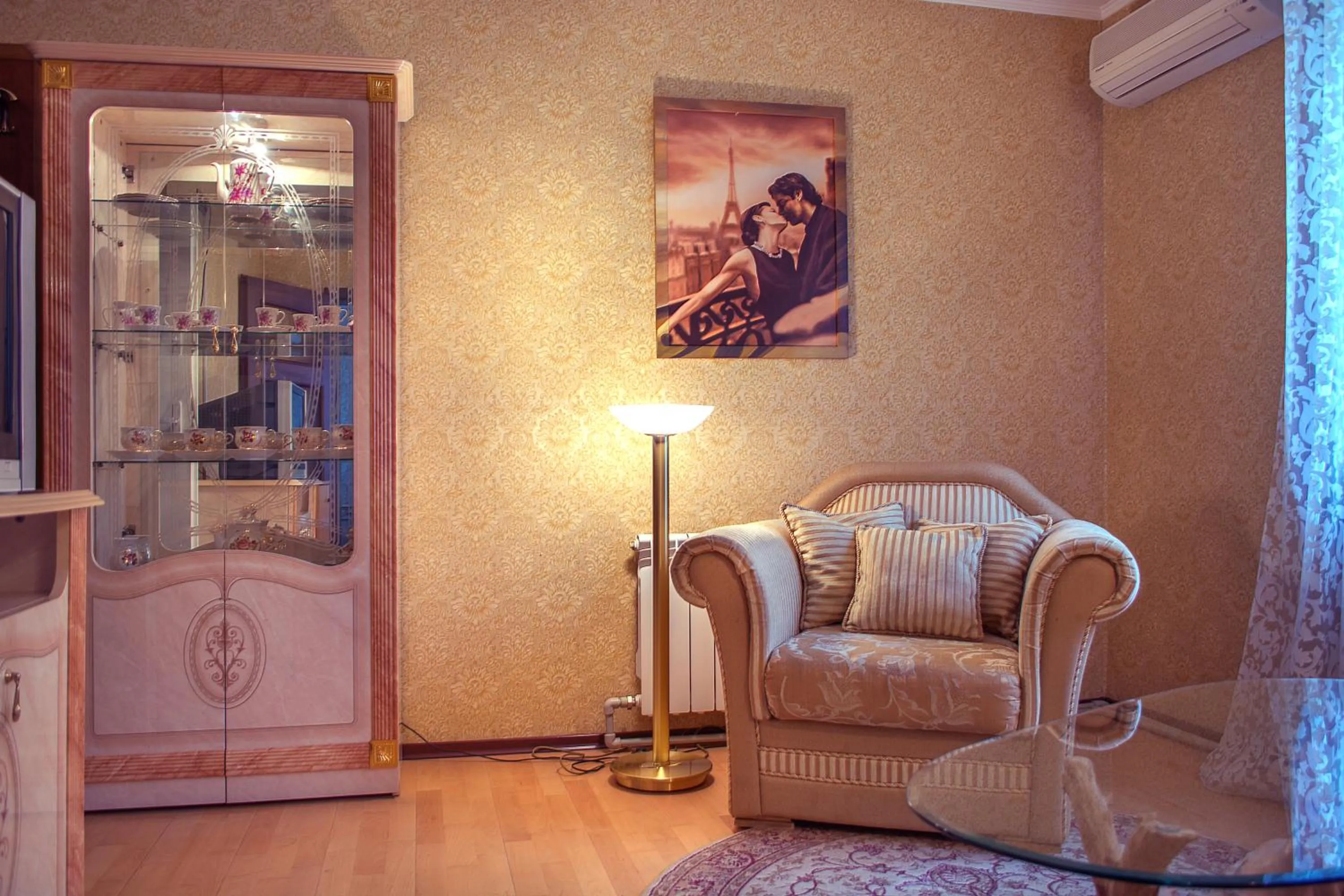 Photo of the whole room in Britaniya