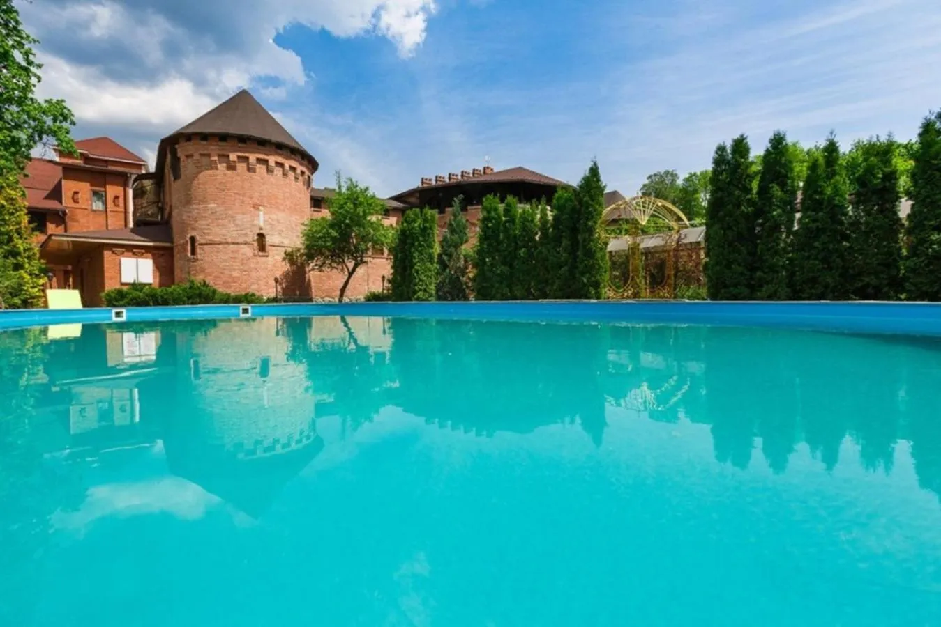Swimming pool in Britaniya