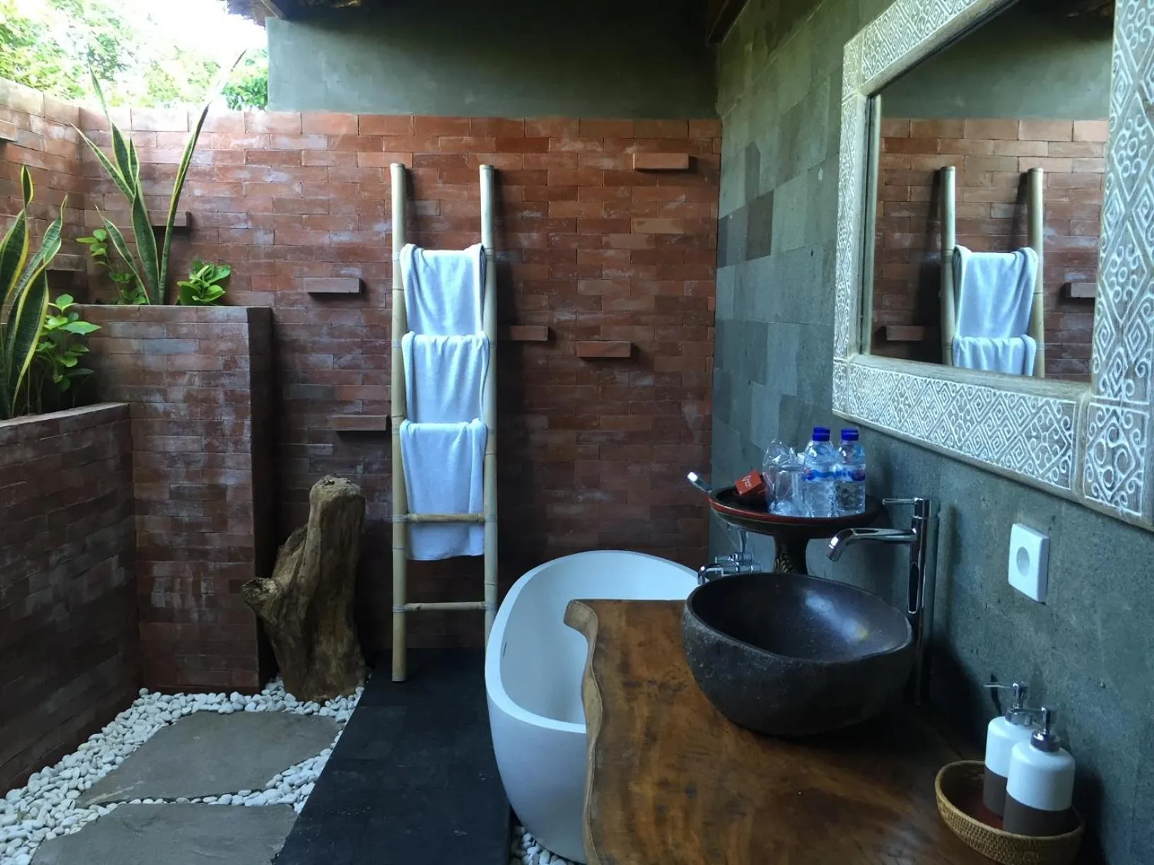 Flower Bud Bungalow Balangan