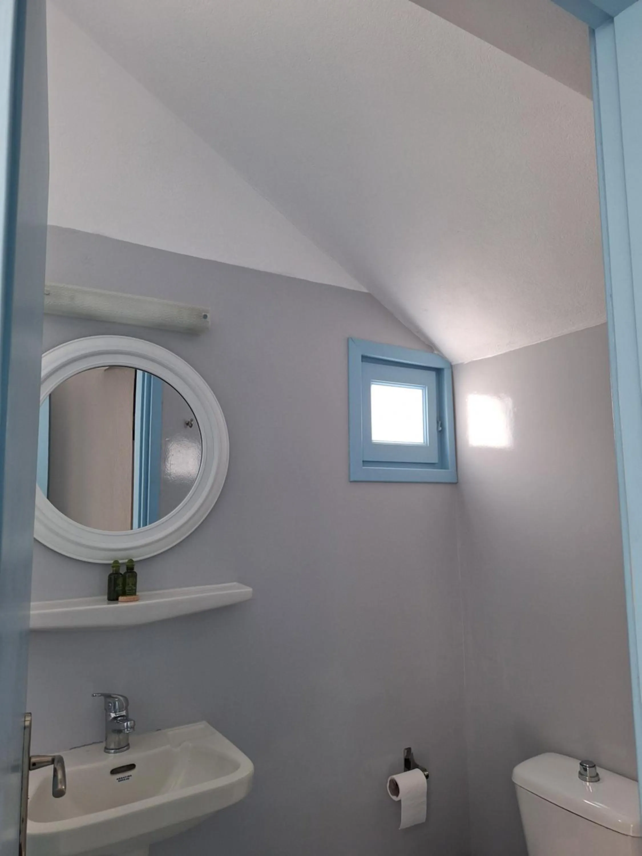 Toilet in Giannakis Filoxenia