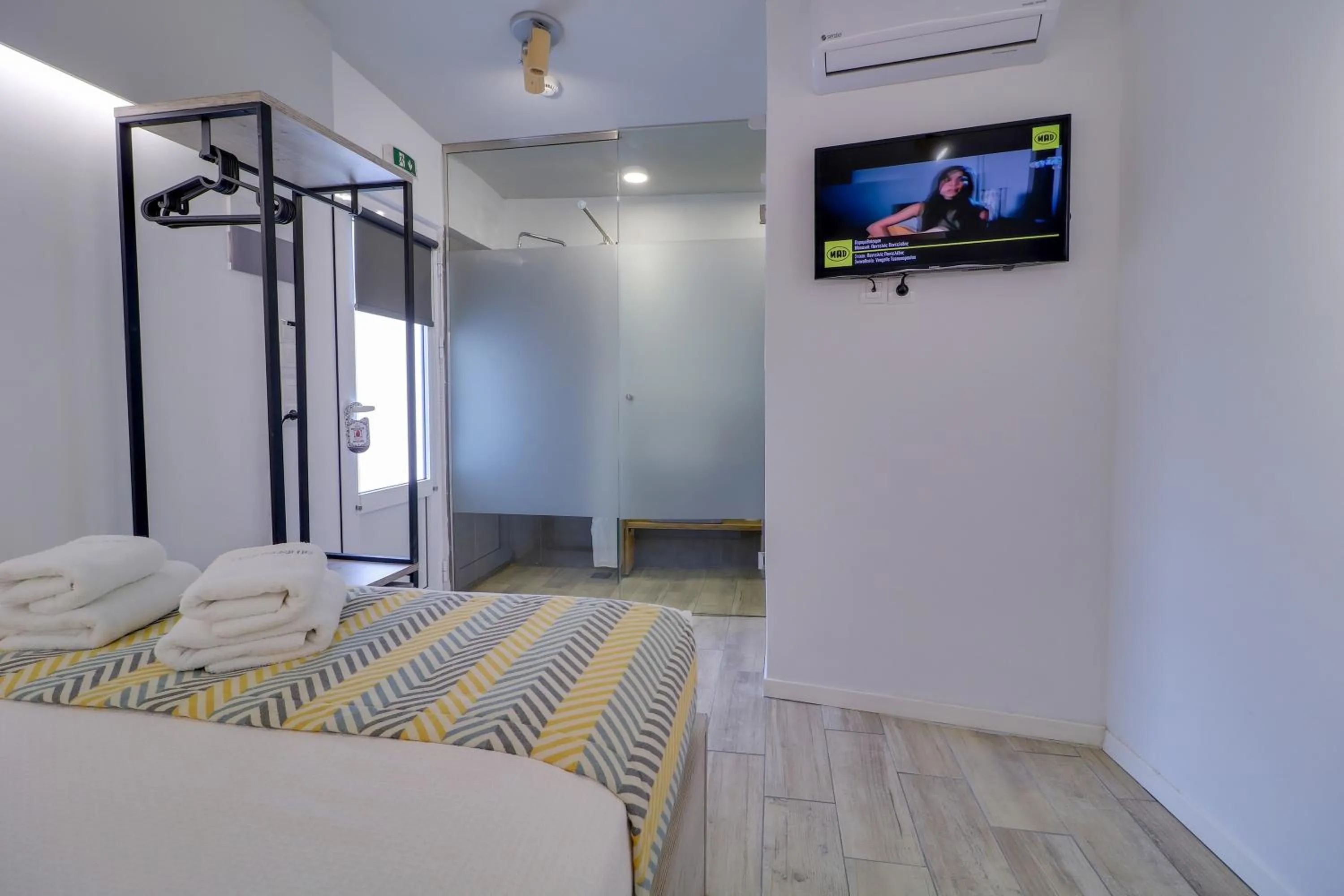 Photo of the whole room, Bed in athensotel