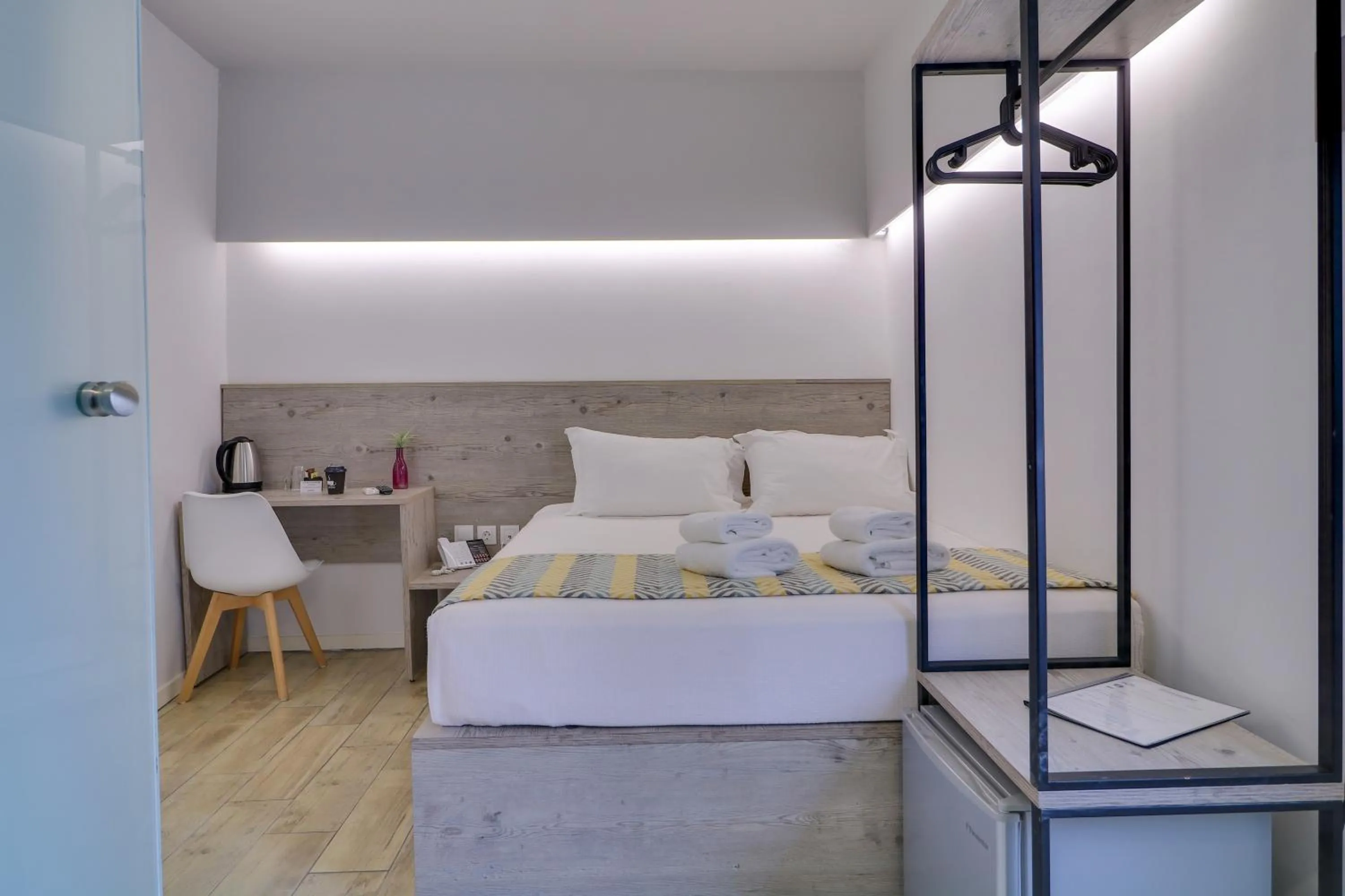 Photo of the whole room, Bed in athensotel