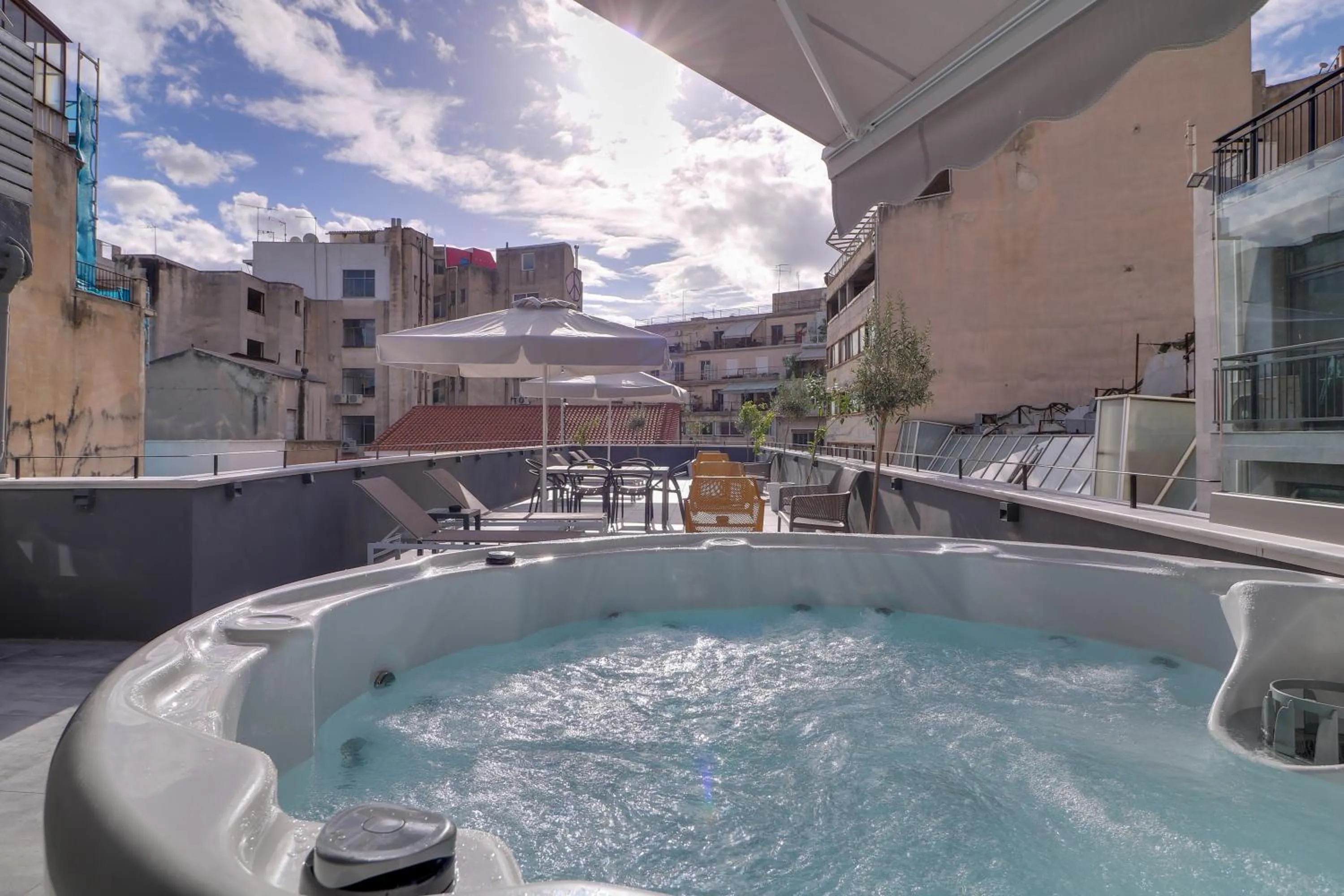 Hot Tub in athensotel