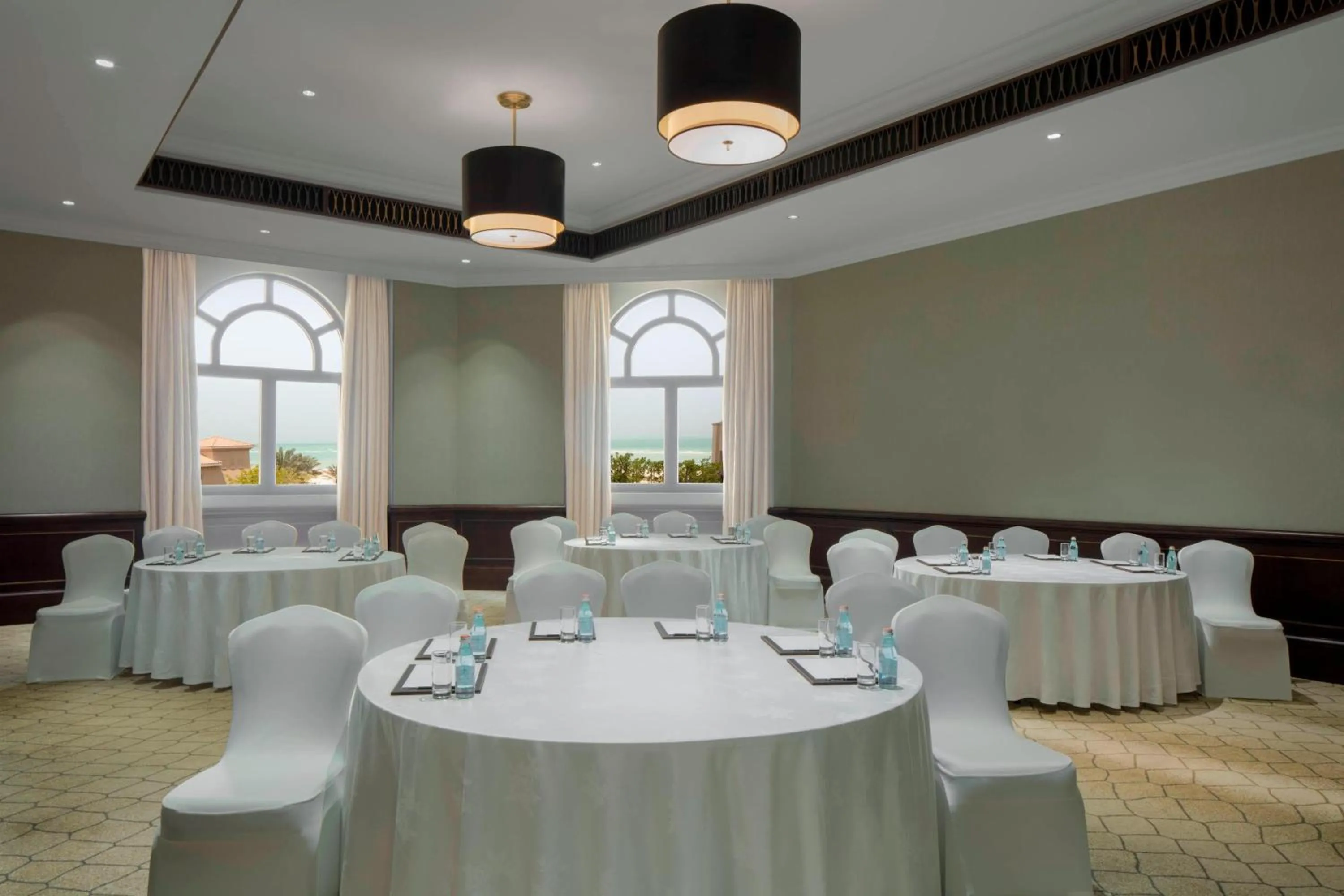 Lounge or bar in The St. Regis Saadiyat Island Resort, Abu Dhabi