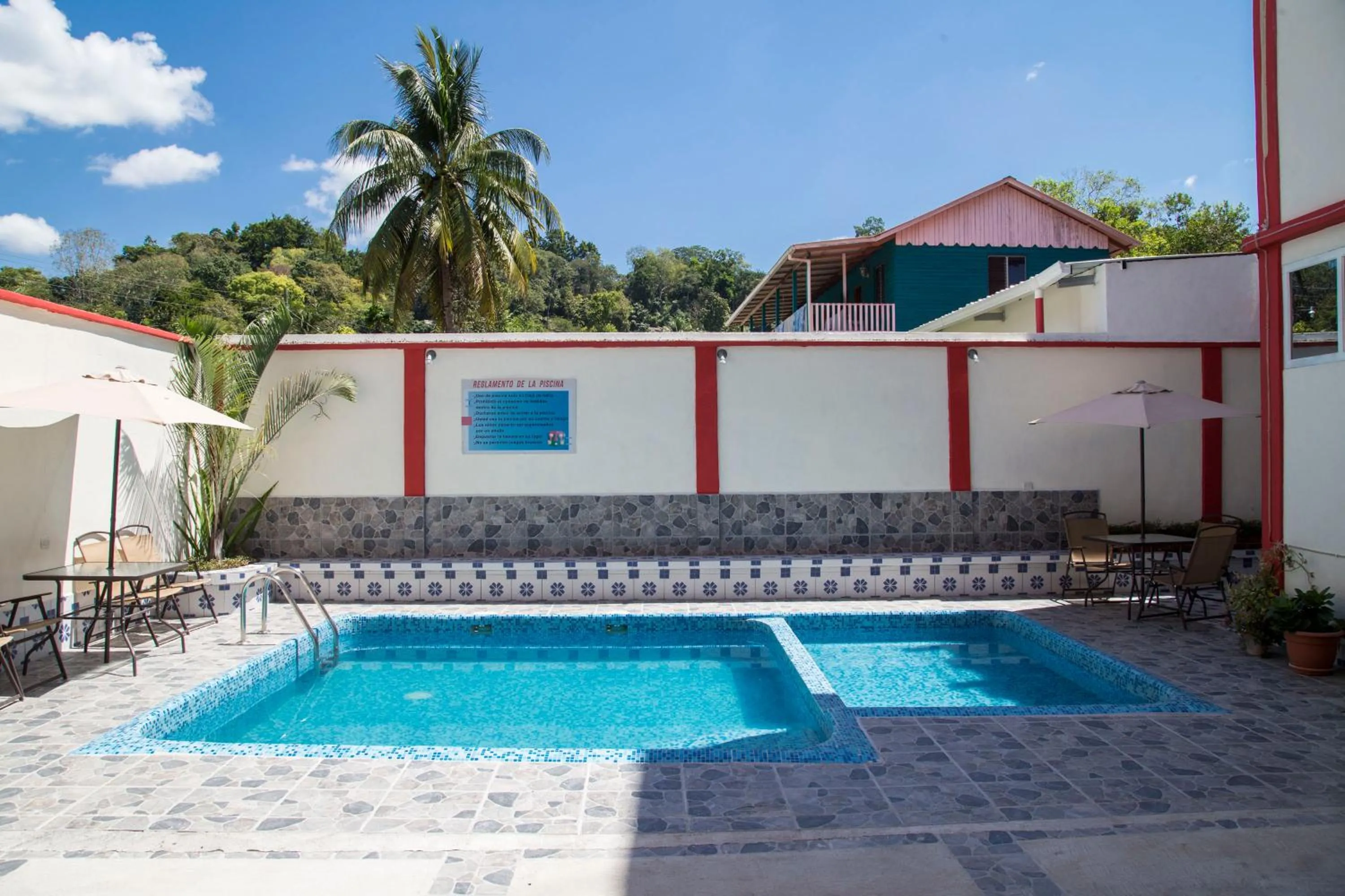 Swimming pool in Hotel Aruma