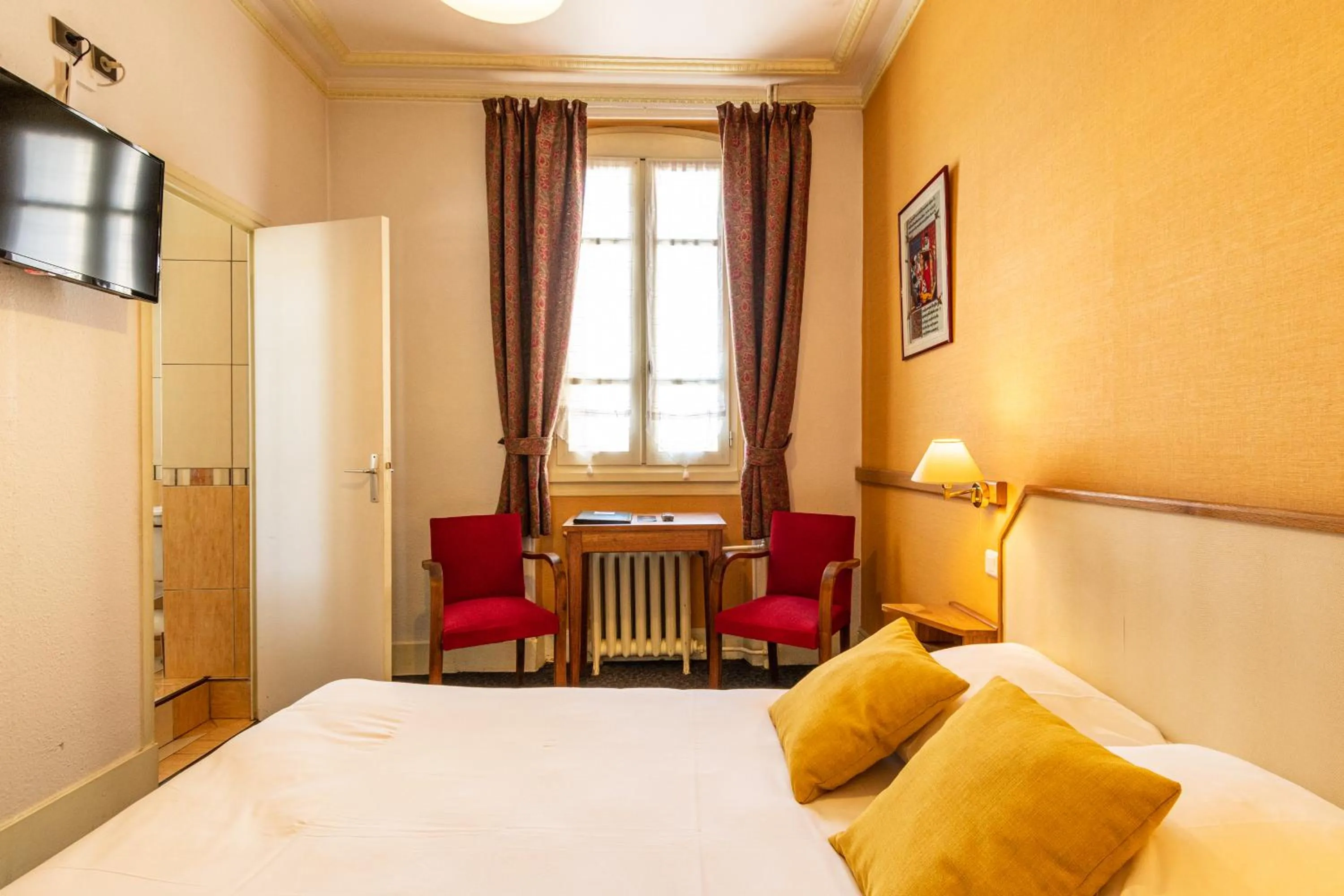 Photo of the whole room, Bed in Hôtel des Bains