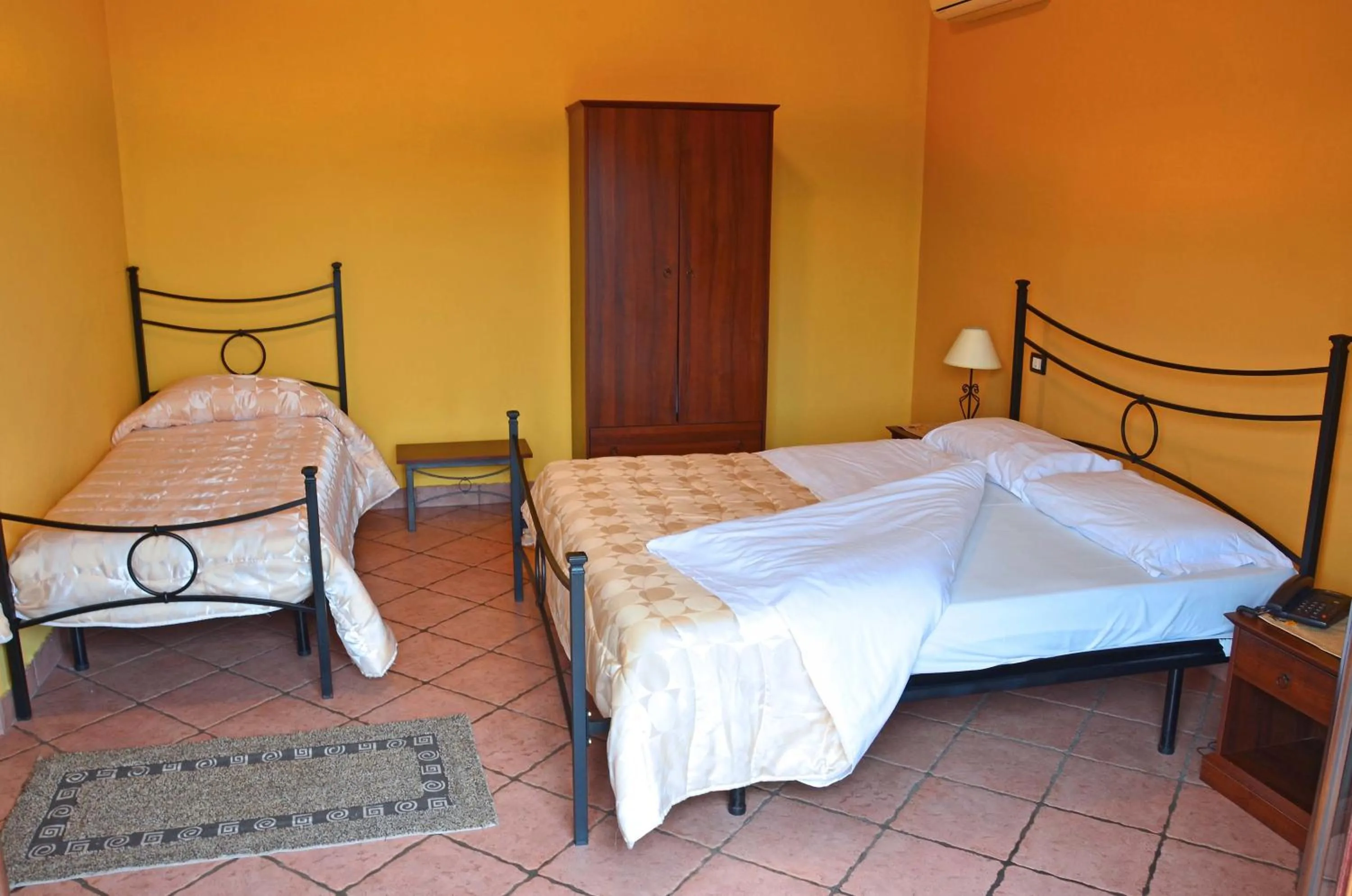 Photo of the whole room, Bed in La Porta Dell'Etna - Nicolosi