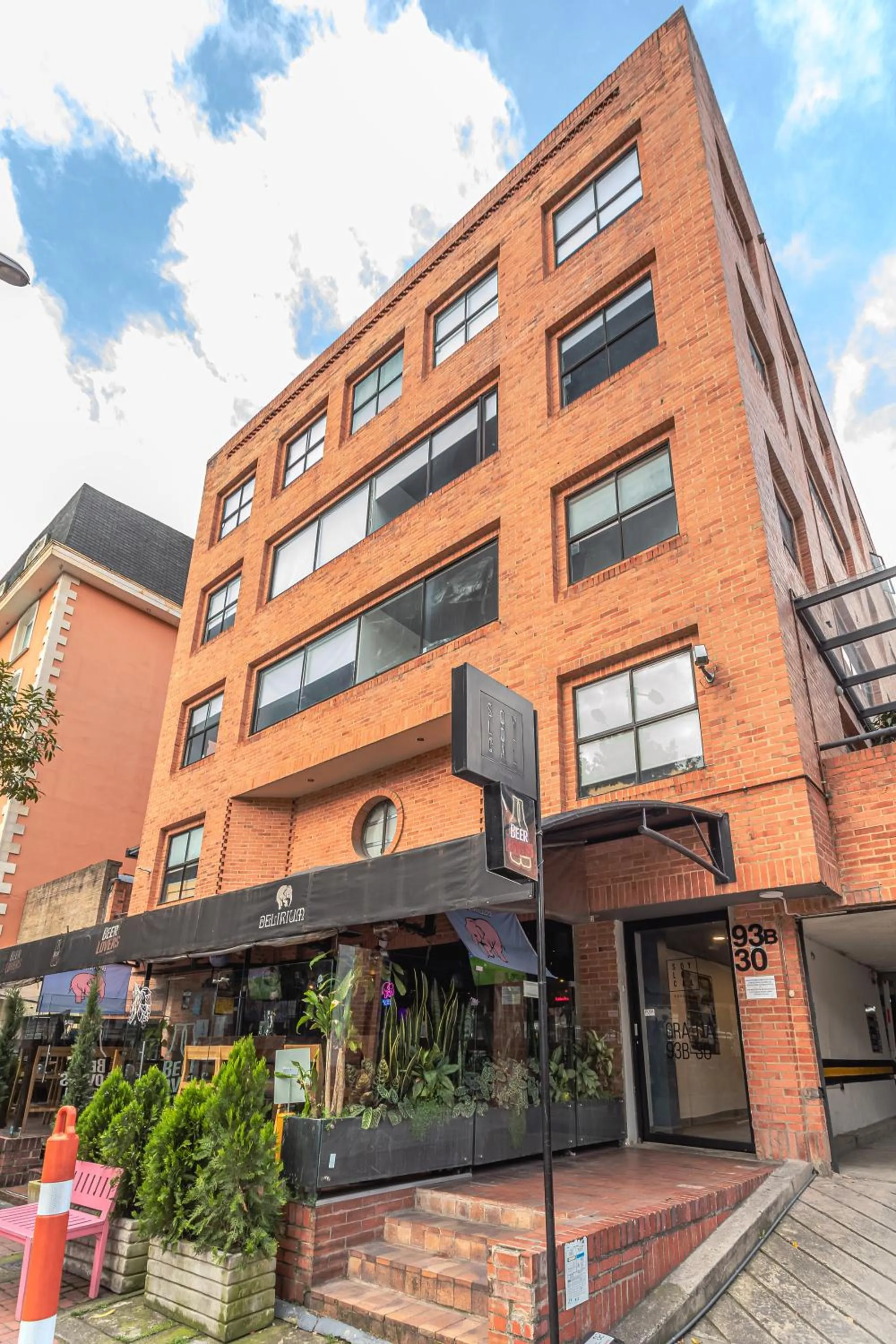 Property building in Soy Local Parque La 93