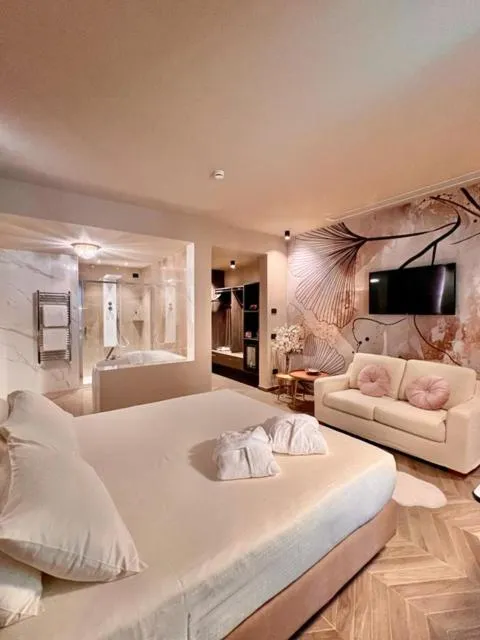 Shower, Bed in Hotel Motel Top