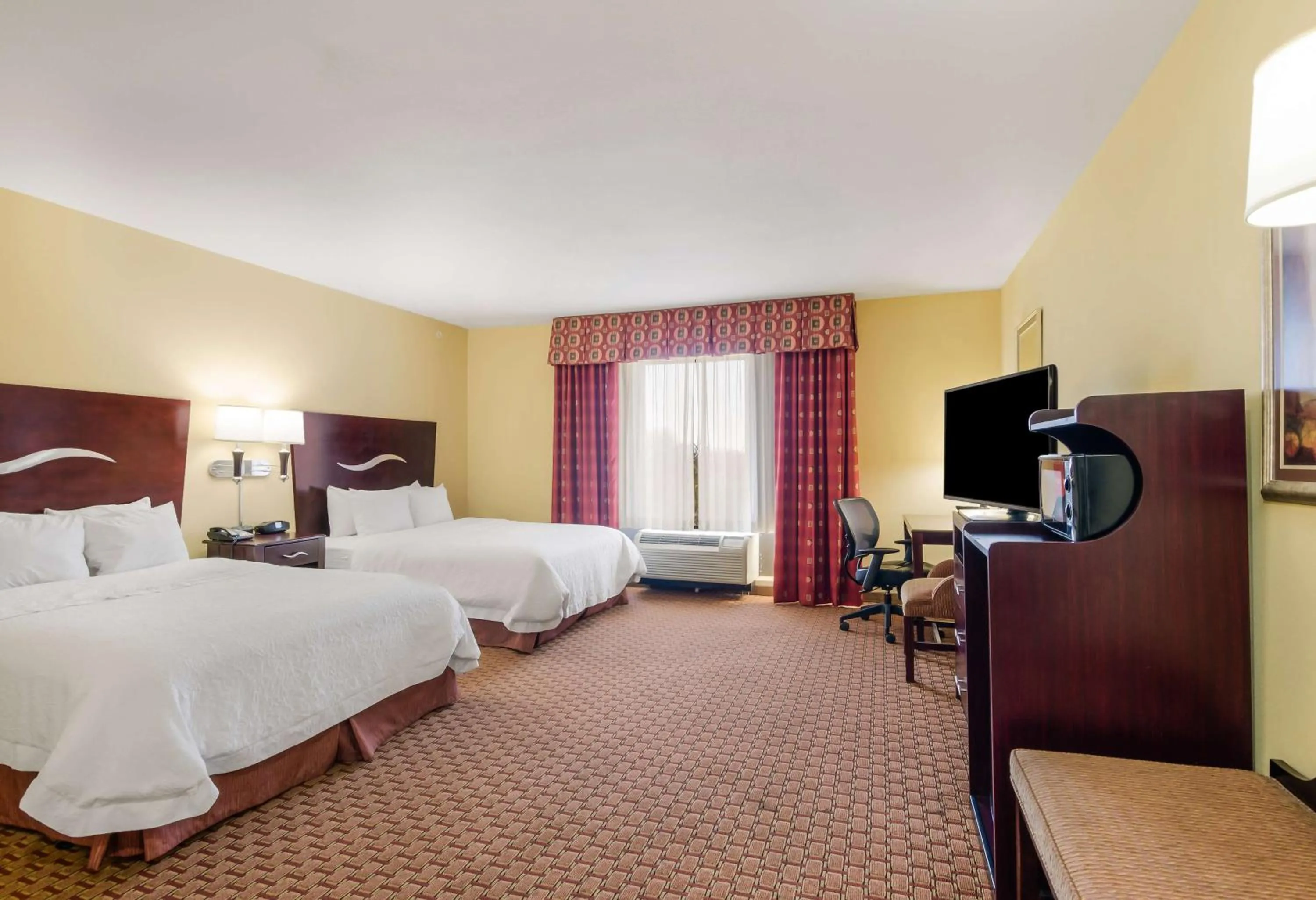 Bedroom, Bed in Hampton Inn Galax
