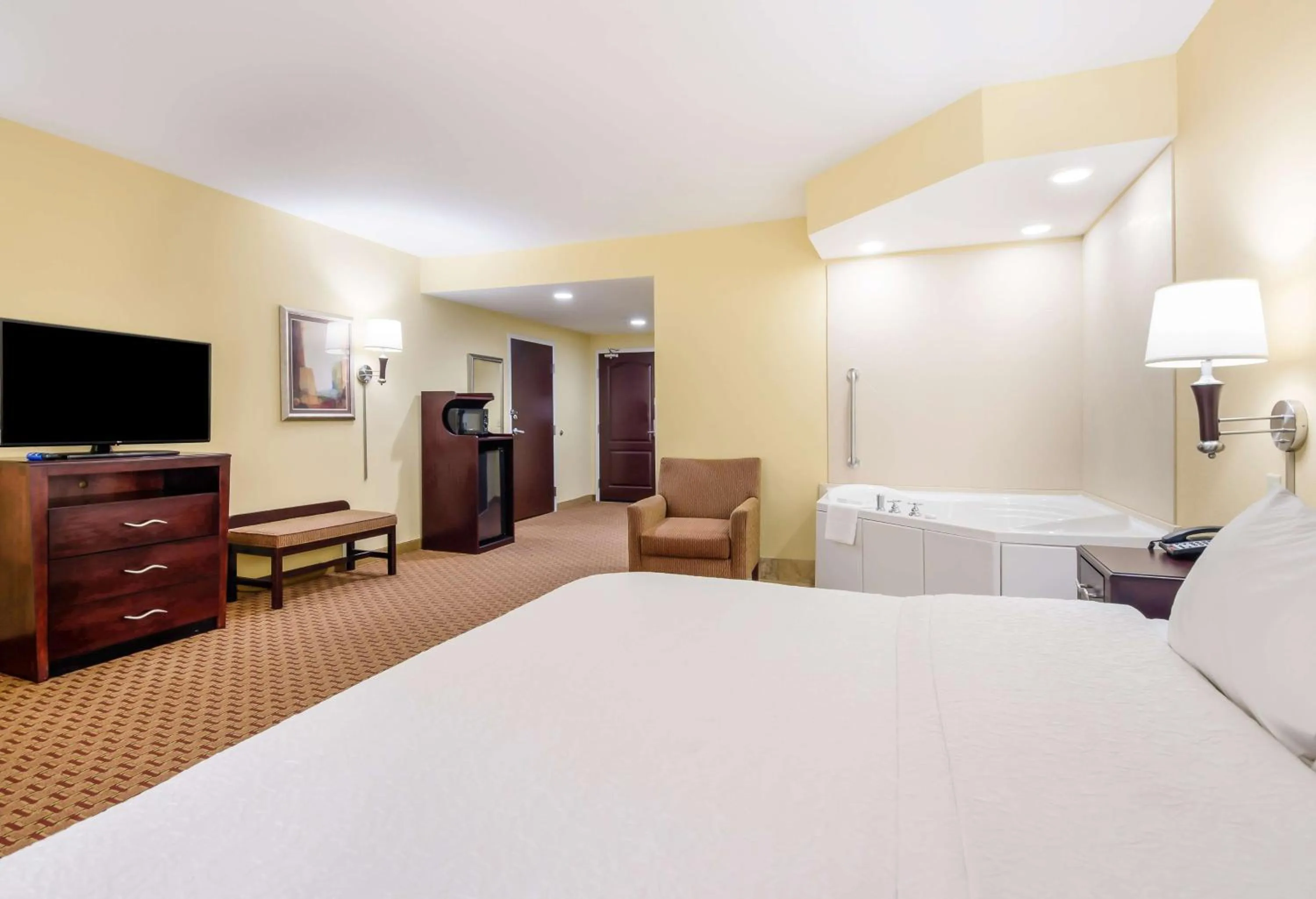 Bathroom, Bed in Hampton Inn Galax