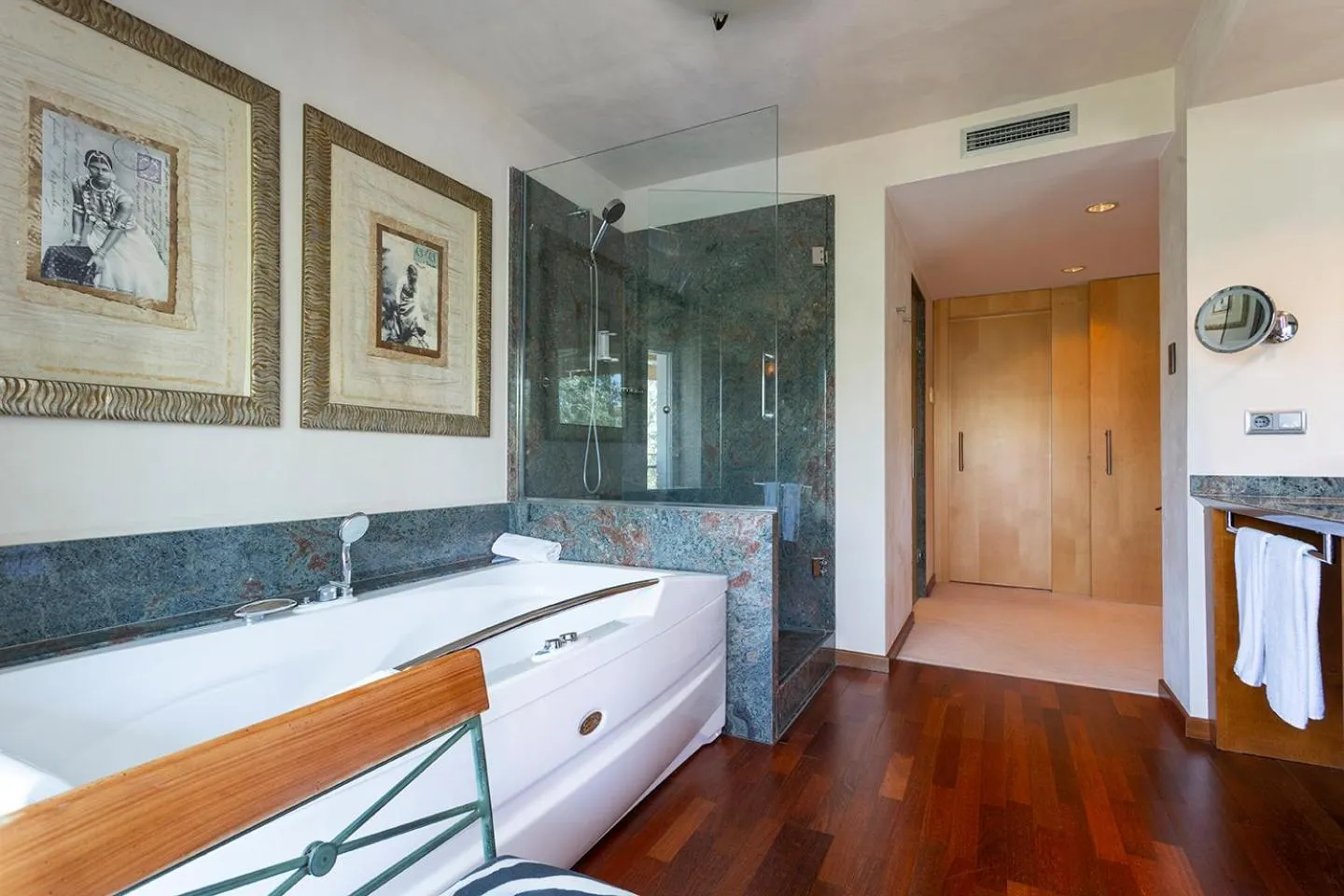 Suites del Mar Fenals Apartments