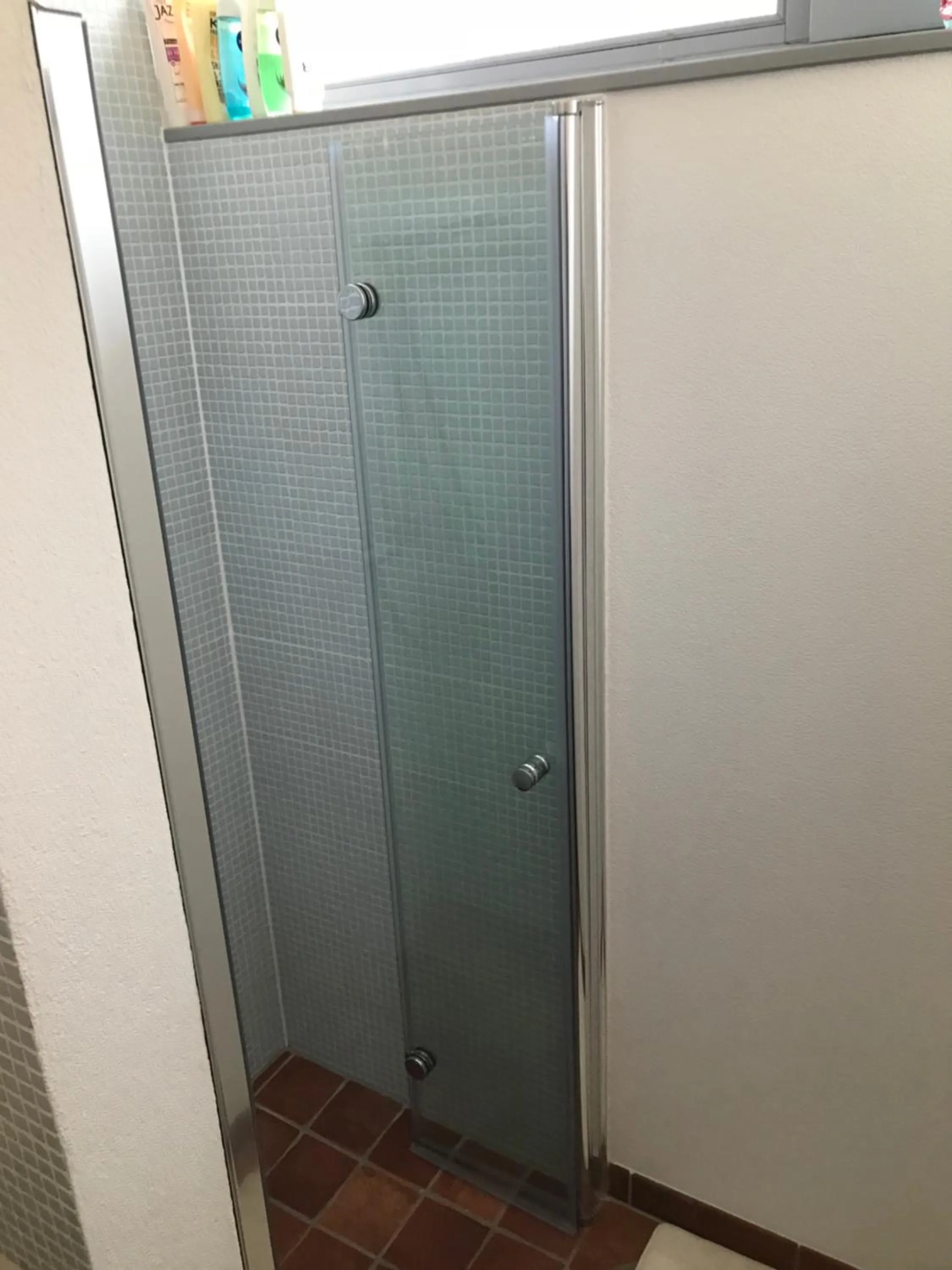 Shower in Rhönhaus mit Kreuzbergblick