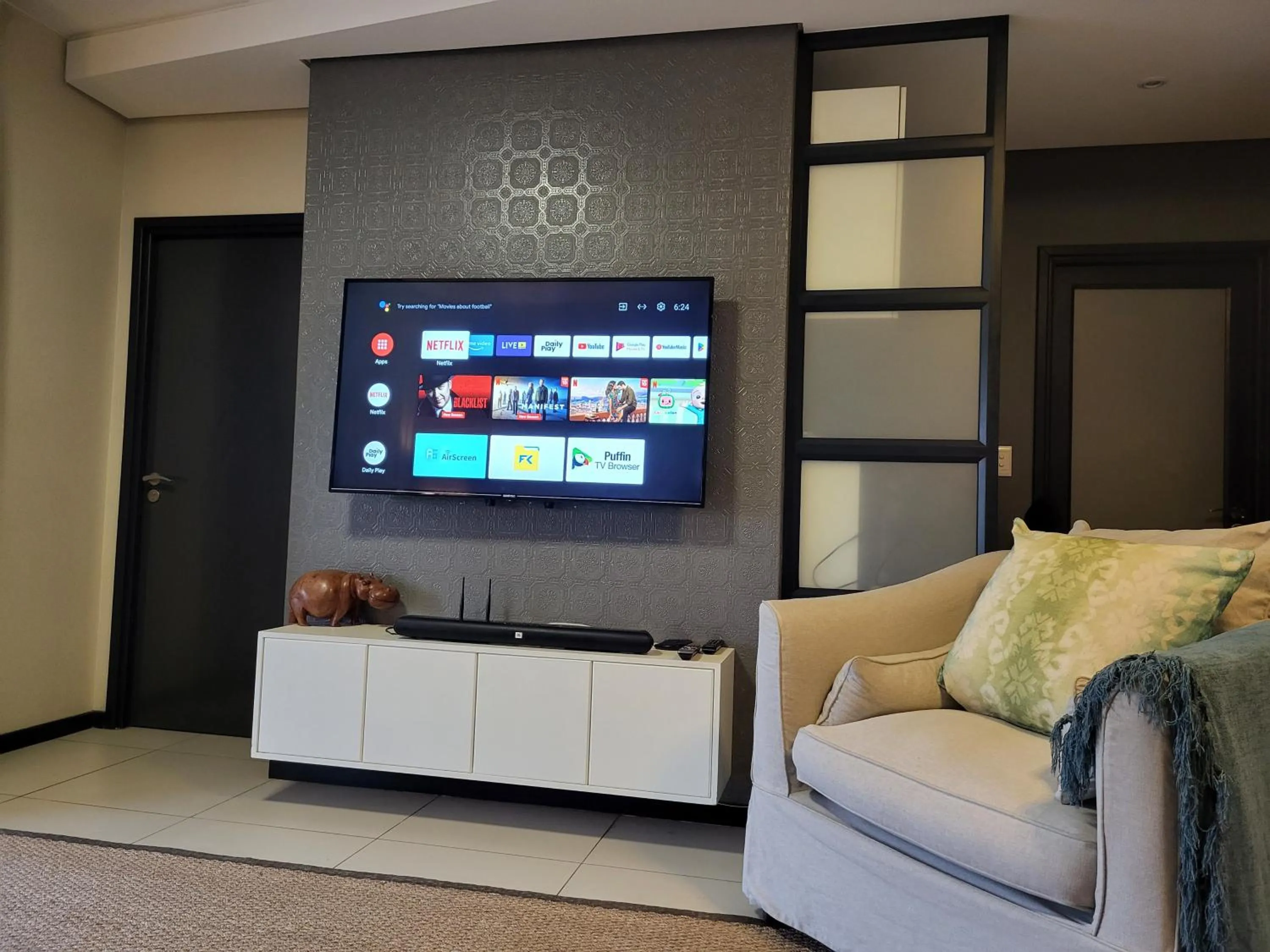 Communal lounge/ TV room in Easy Stay - The Vantage Rosebank