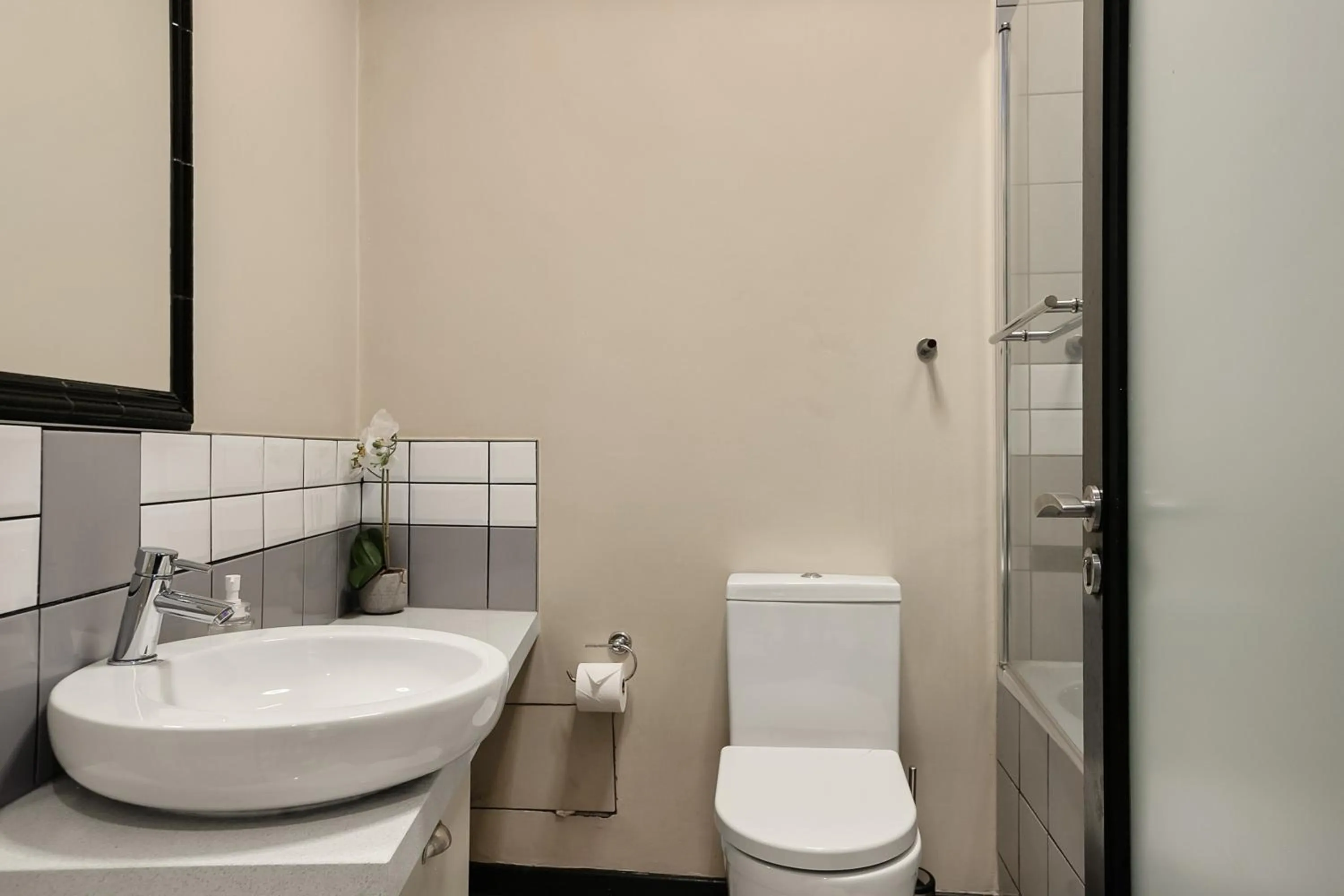 Toilet in Easy Stay - The Vantage Rosebank