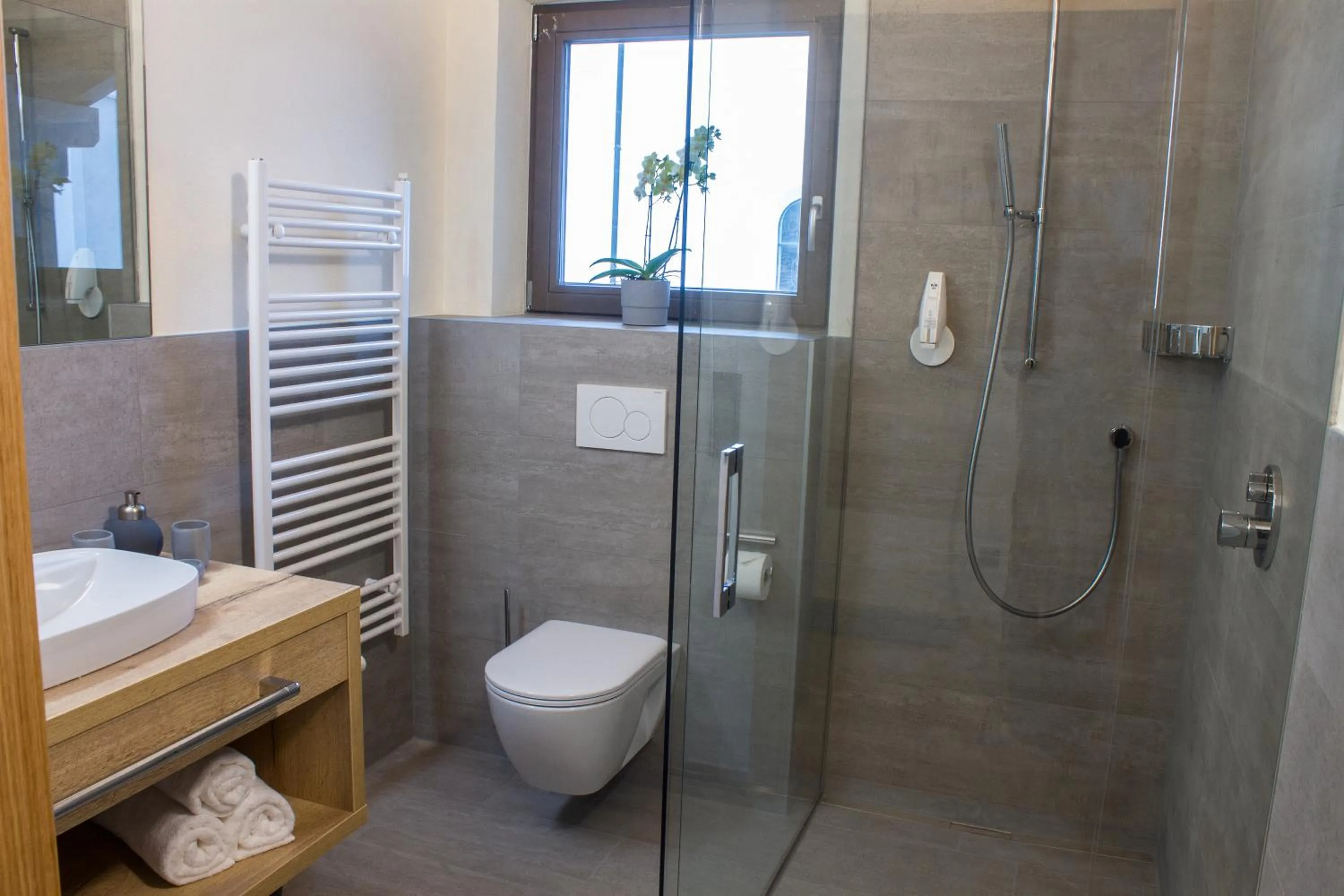 Shower in Panorama Apart Weisses Rössl