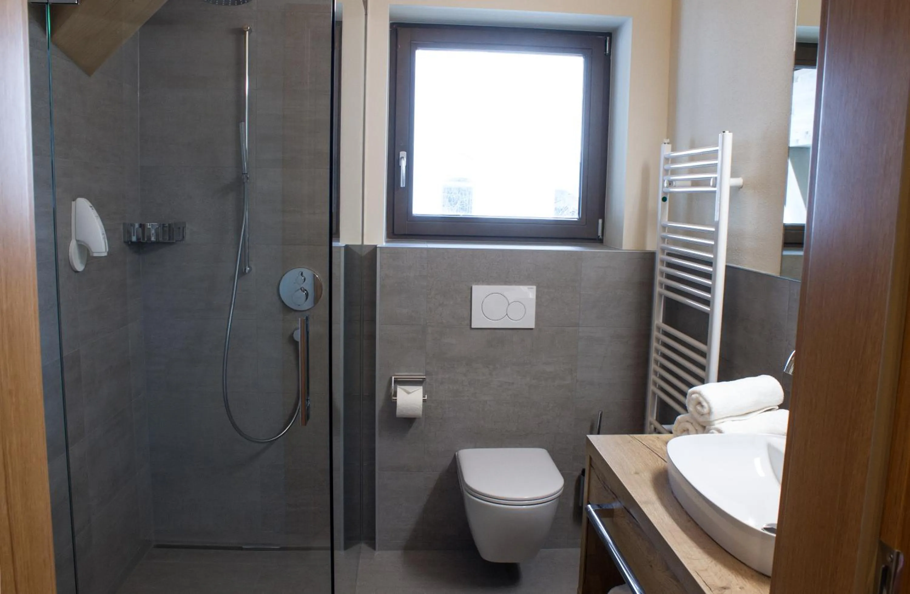 Shower in Panorama Apart Weisses Rössl