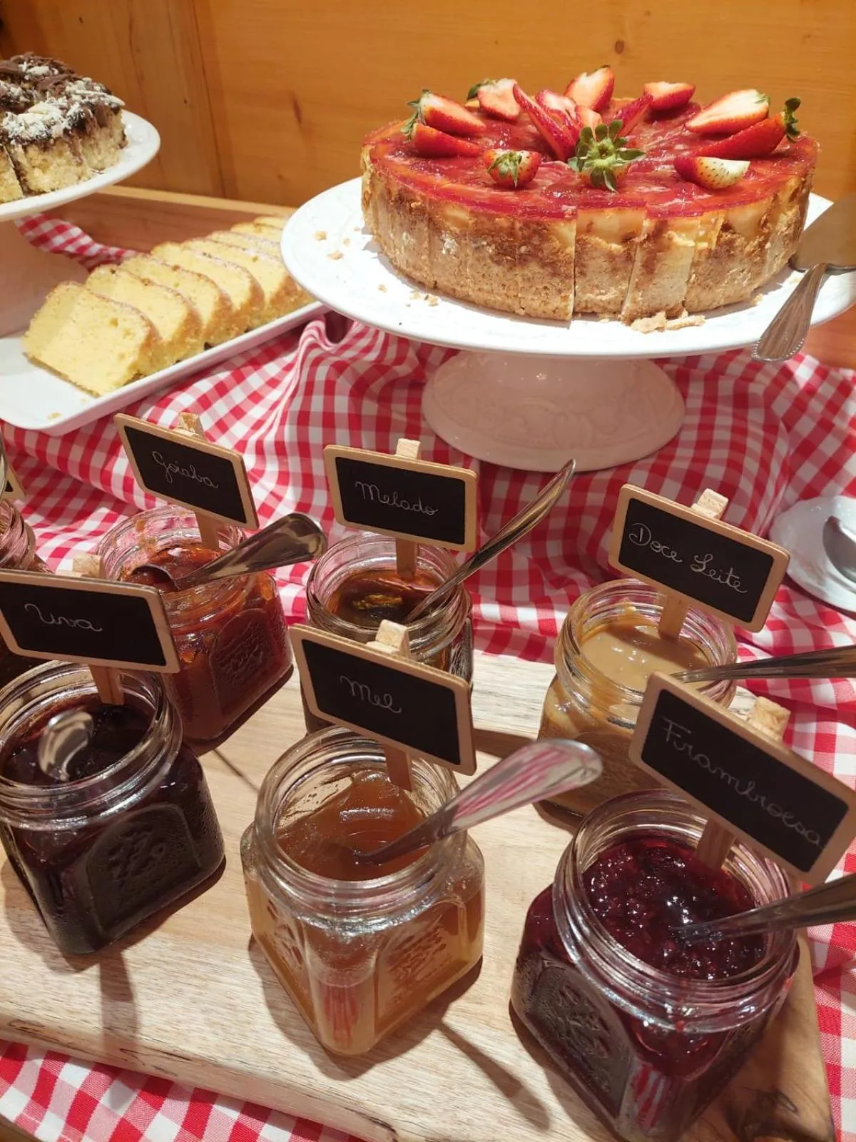 Buffet breakfast in Hotel das Hortênsias