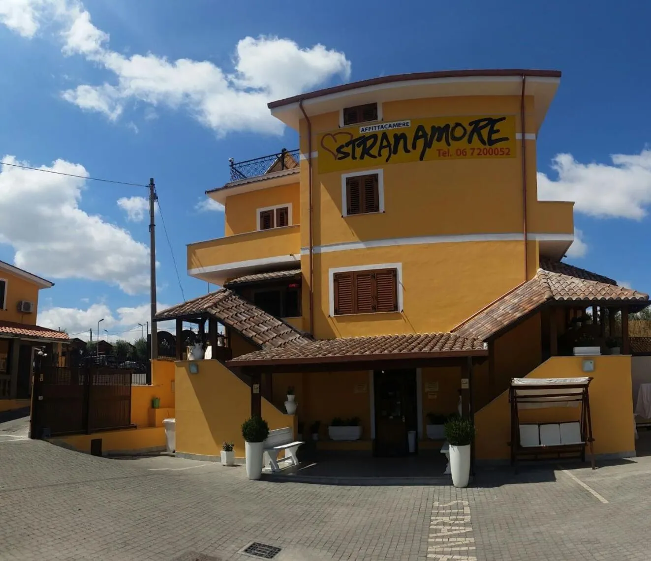 Property building in Affittacamere Stranamore